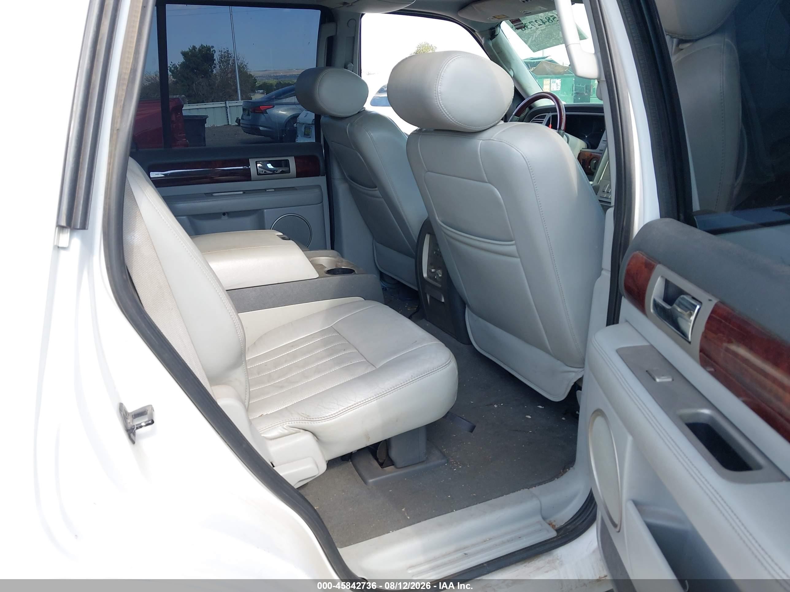 2004 Lincoln Navigator   White vin: 5LMFU28R44LJ42796