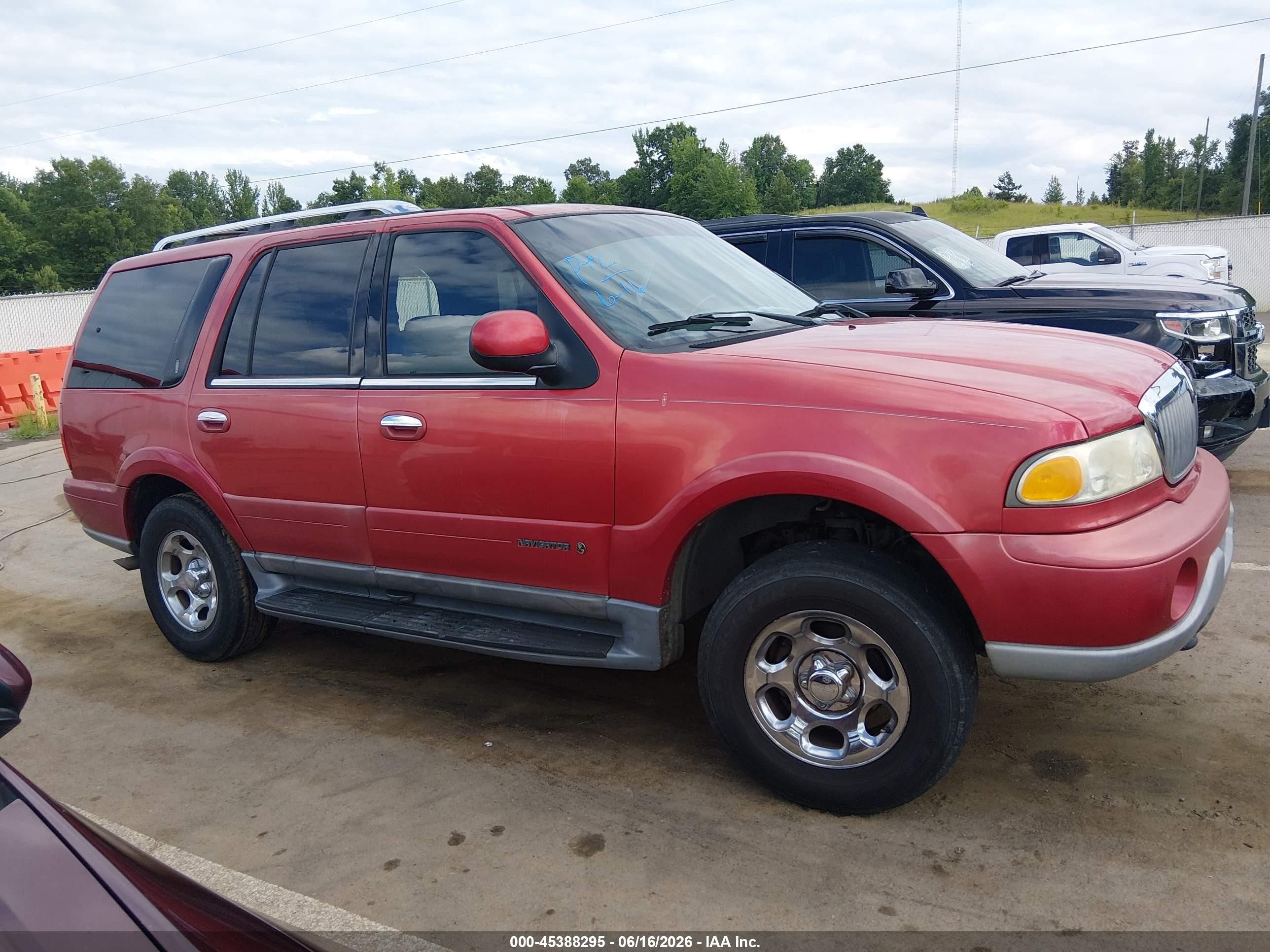 2002 Lincoln Navigator   Red vin: 5LMFU28R62LJ11224