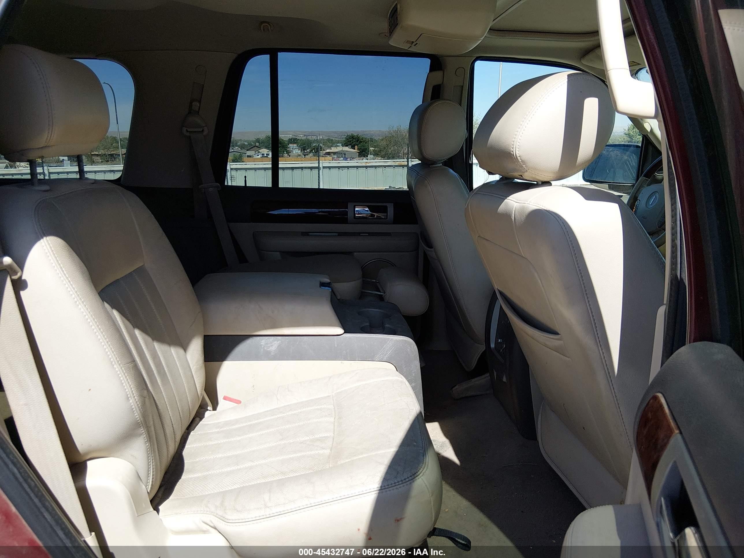 2004 Lincoln Navigator   Maroon vin: 5LMFU28R64LJ33209