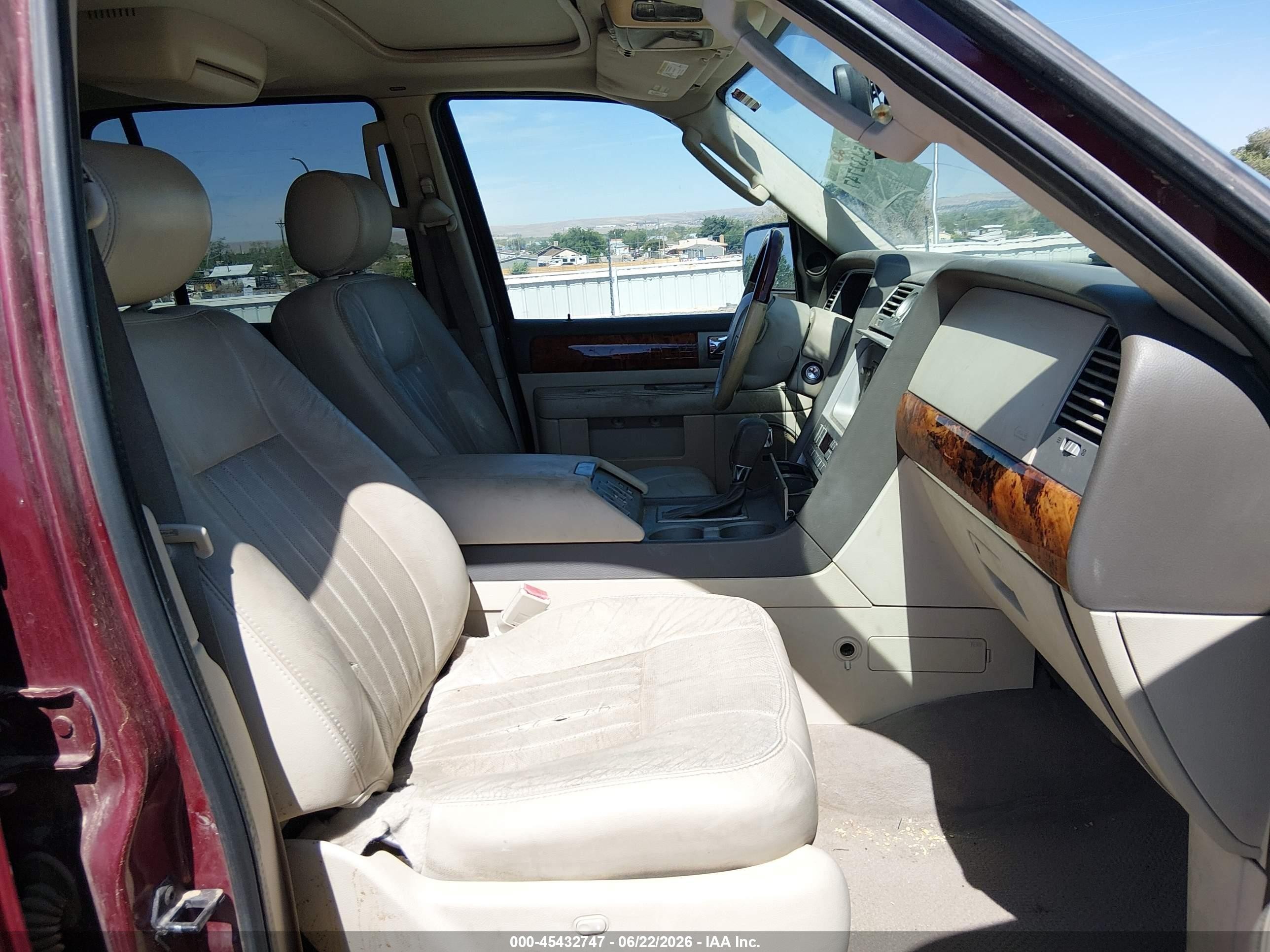 2004 Lincoln Navigator   Maroon vin: 5LMFU28R64LJ33209