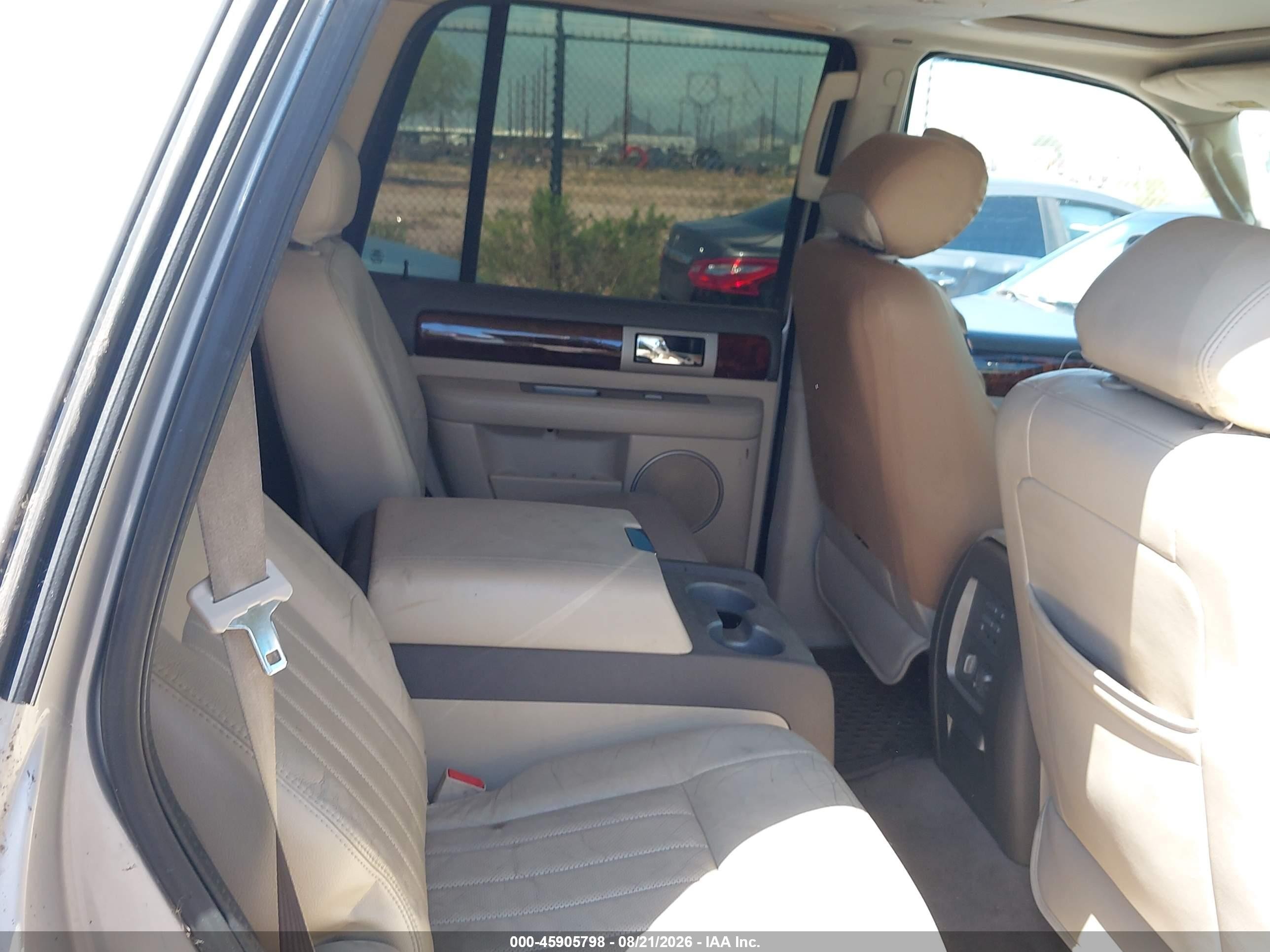 2004 Lincoln Navigator   Silver vin: 5LMFU28R64LJ38801