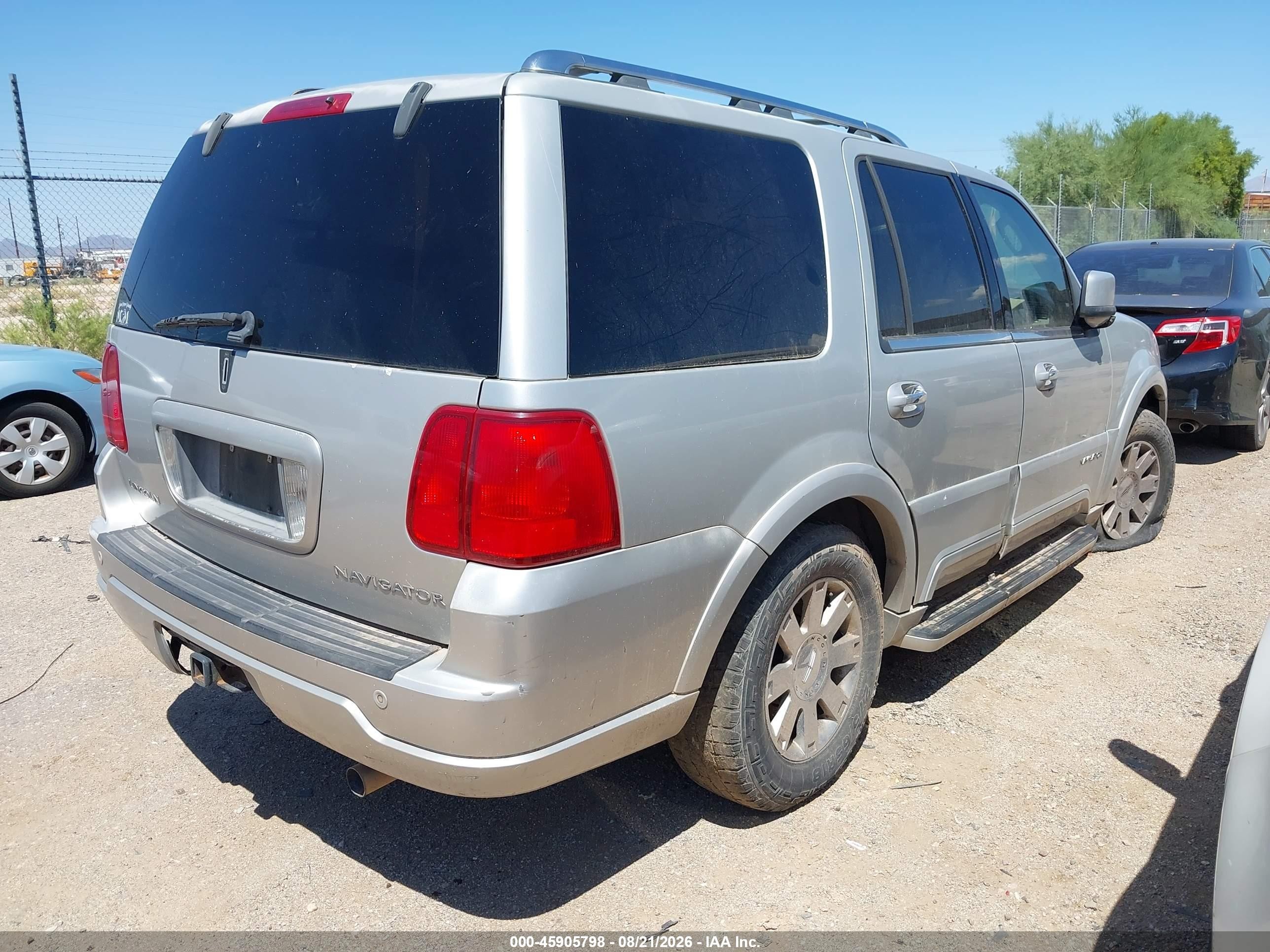 2004 Lincoln Navigator   Silver vin: 5LMFU28R64LJ38801