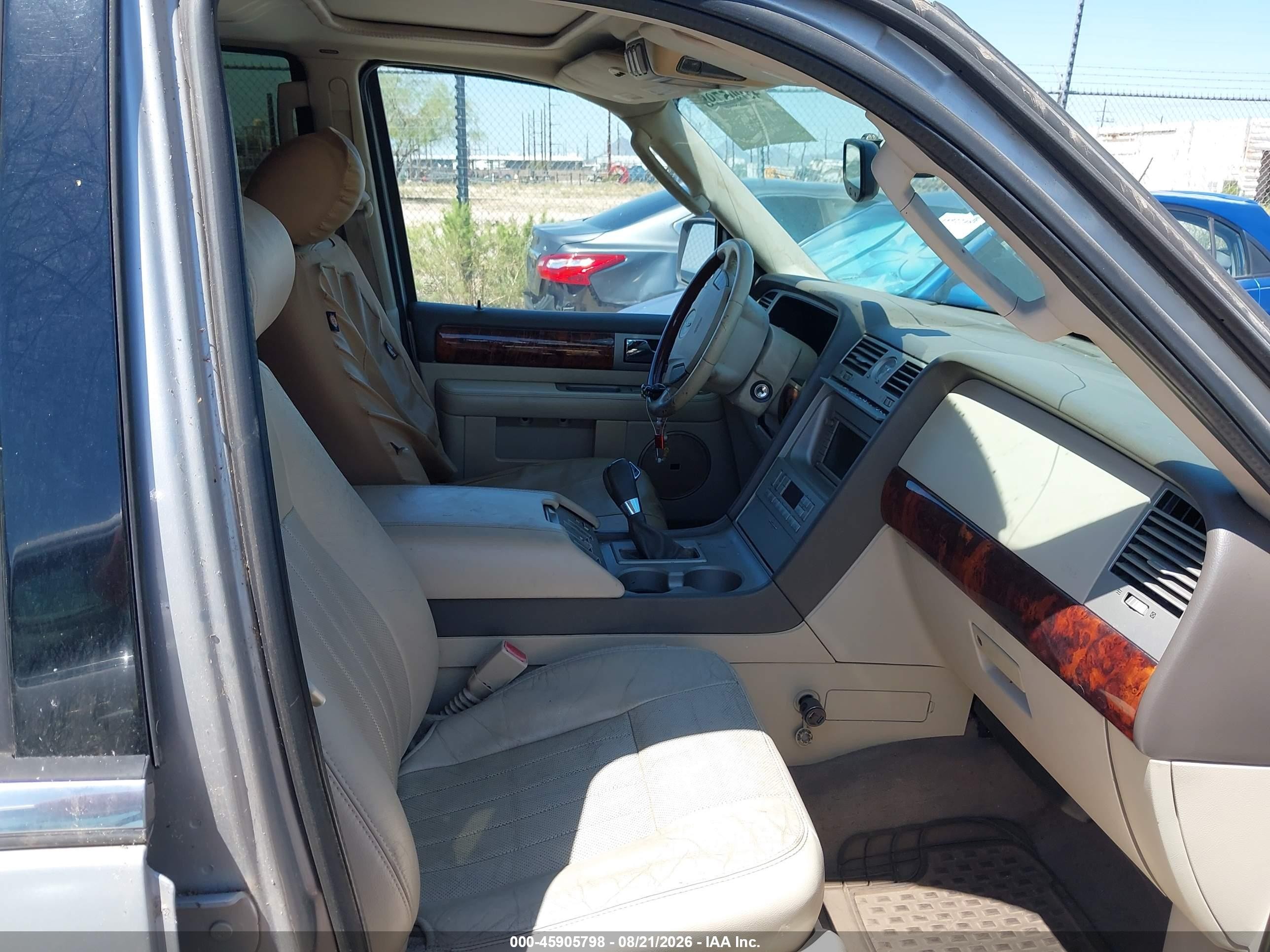 2004 Lincoln Navigator   Silver vin: 5LMFU28R64LJ38801