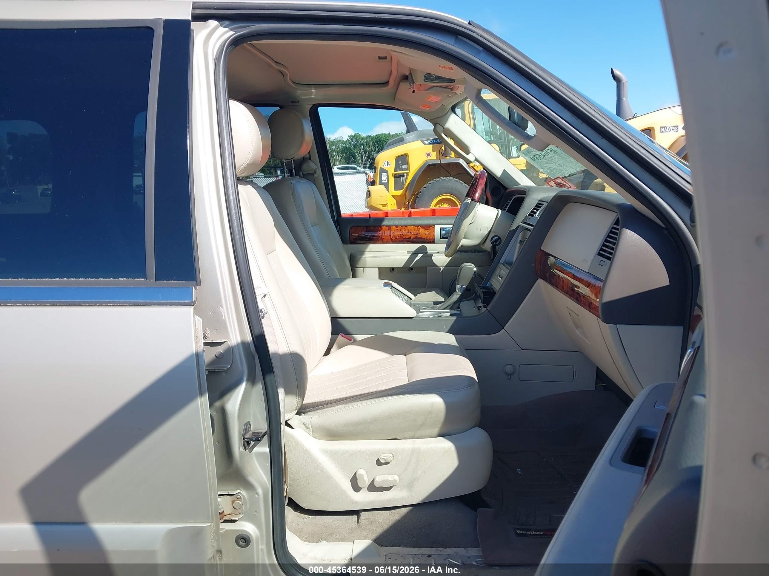 2004 Lincoln Navigator   Gold vin: 5LMFU28R74LJ39052
