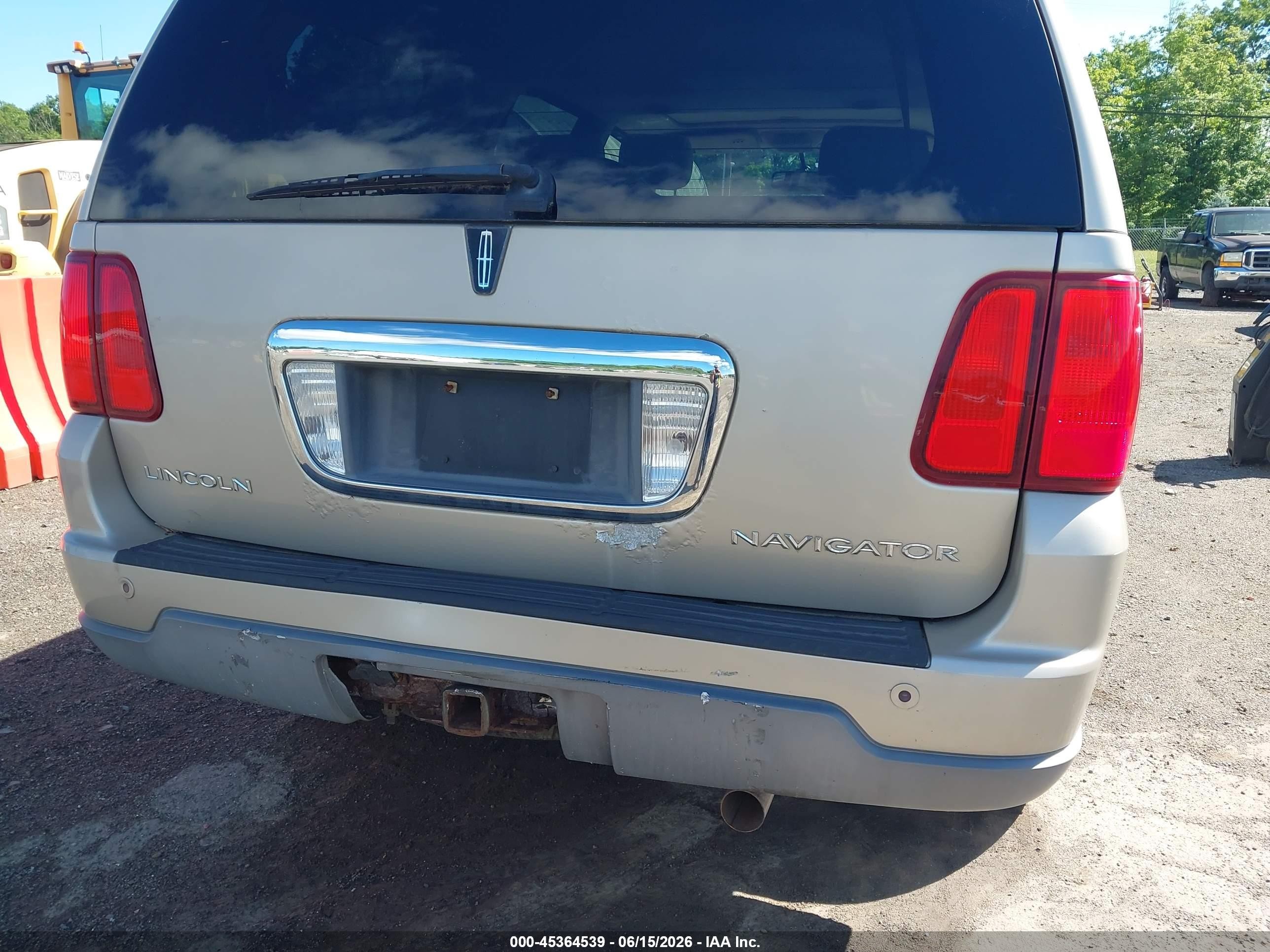 2004 Lincoln Navigator   Gold vin: 5LMFU28R74LJ39052