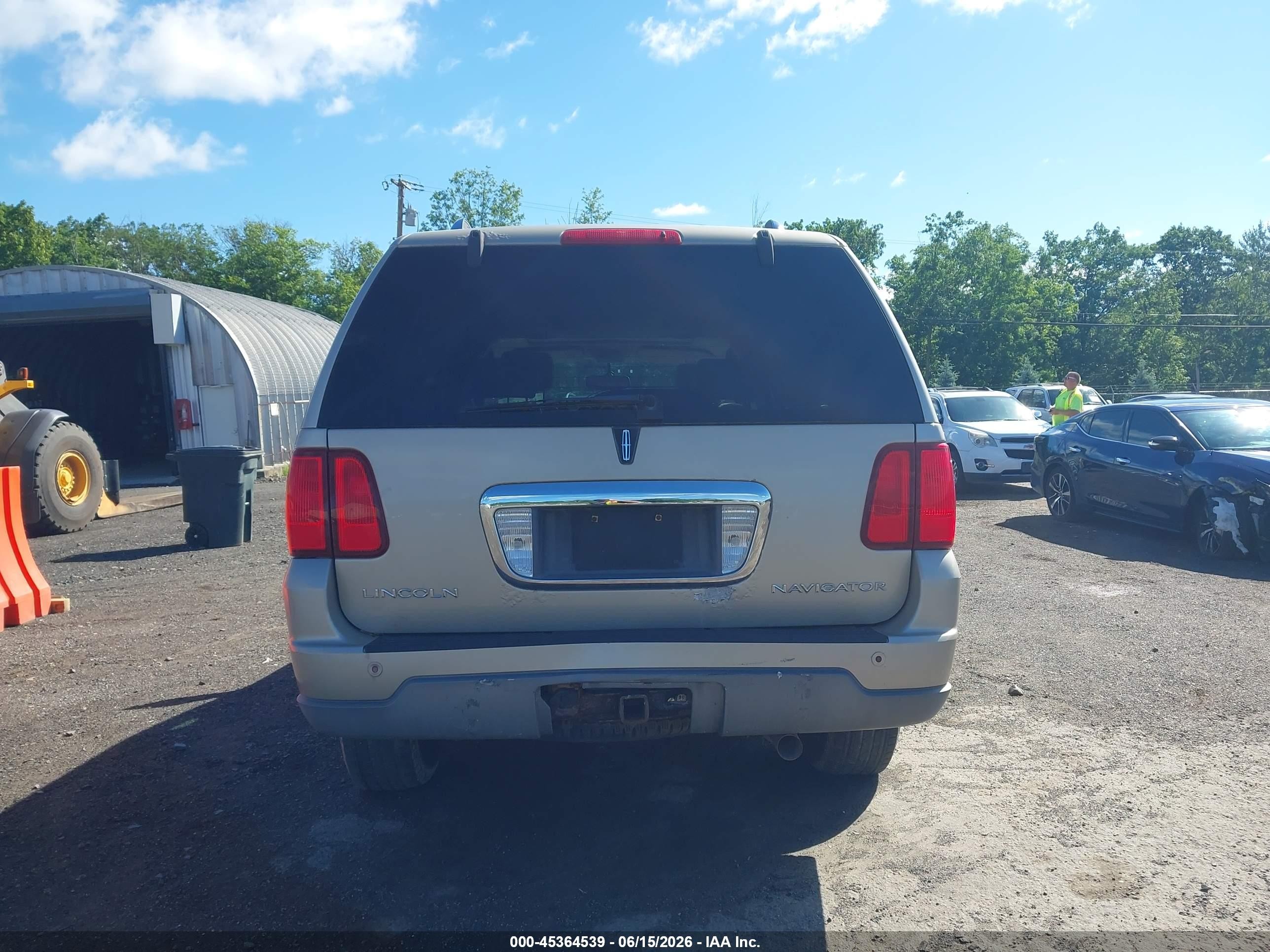 2004 Lincoln Navigator   Gold vin: 5LMFU28R74LJ39052