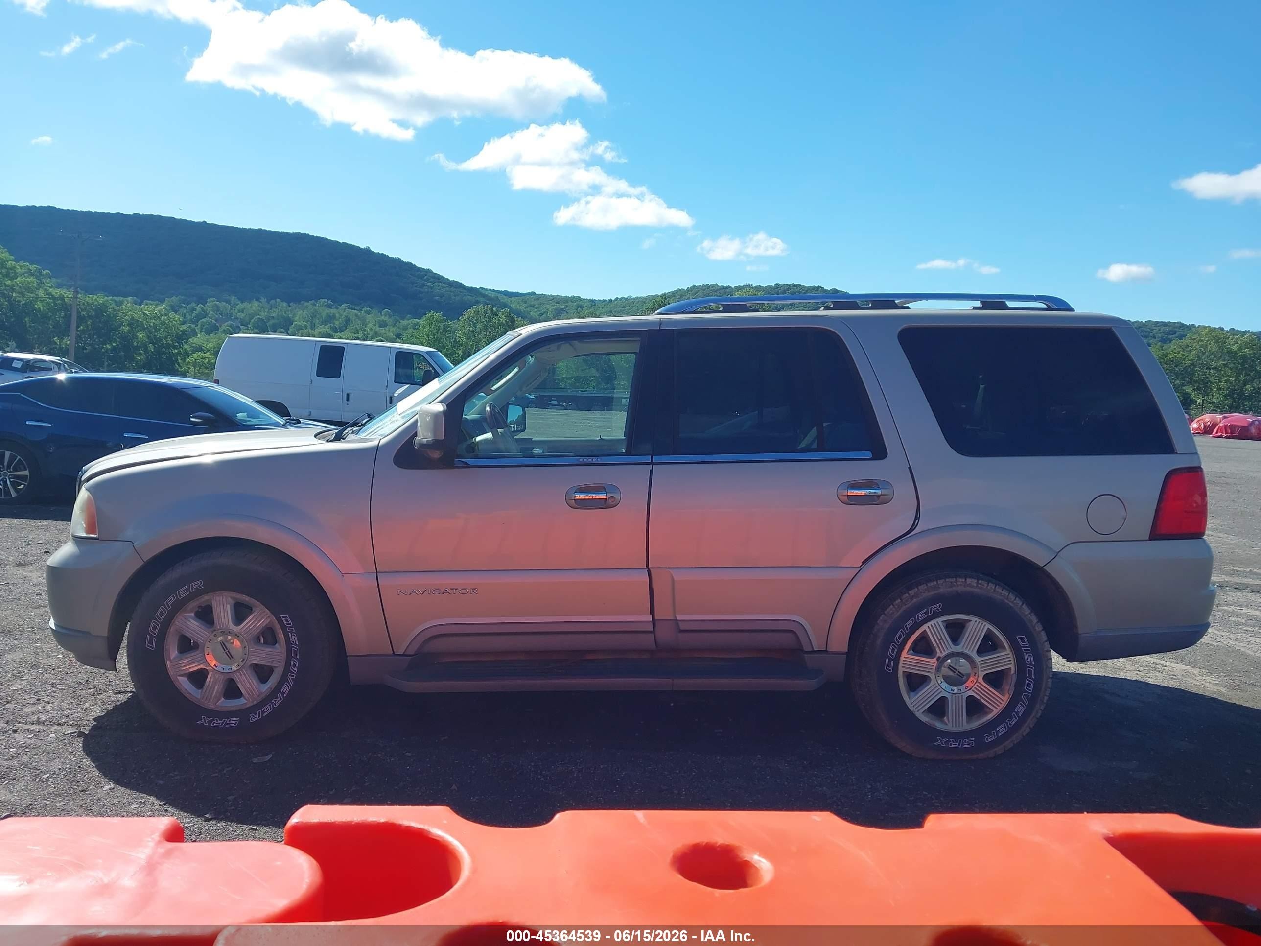 2004 Lincoln Navigator   Gold vin: 5LMFU28R74LJ39052