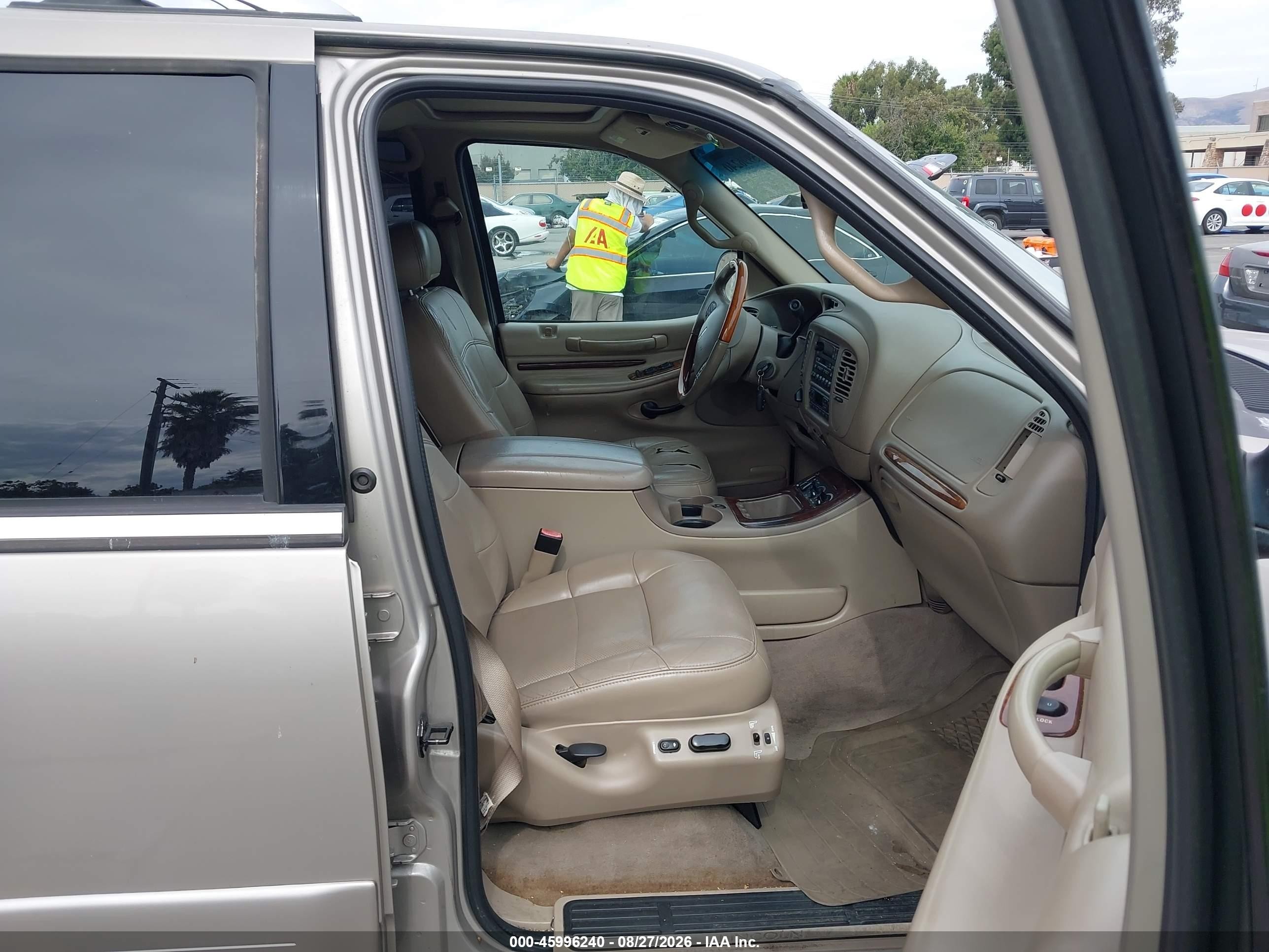 2002 Lincoln Navigator   Beige vin: 5LMFU28R82LJ13721