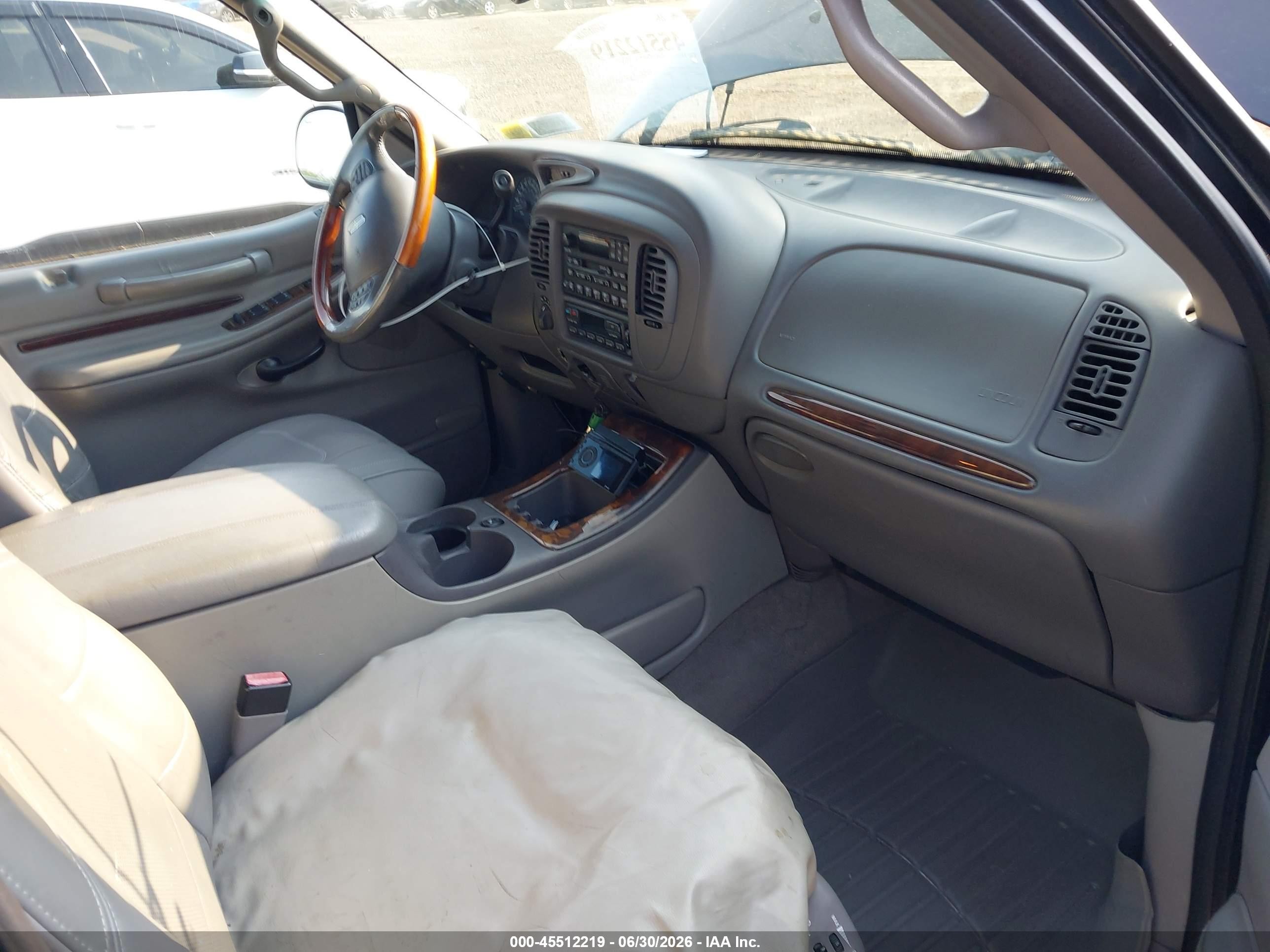 2002 Lincoln Navigator   Black vin: 5LMFU28R82LJ18109