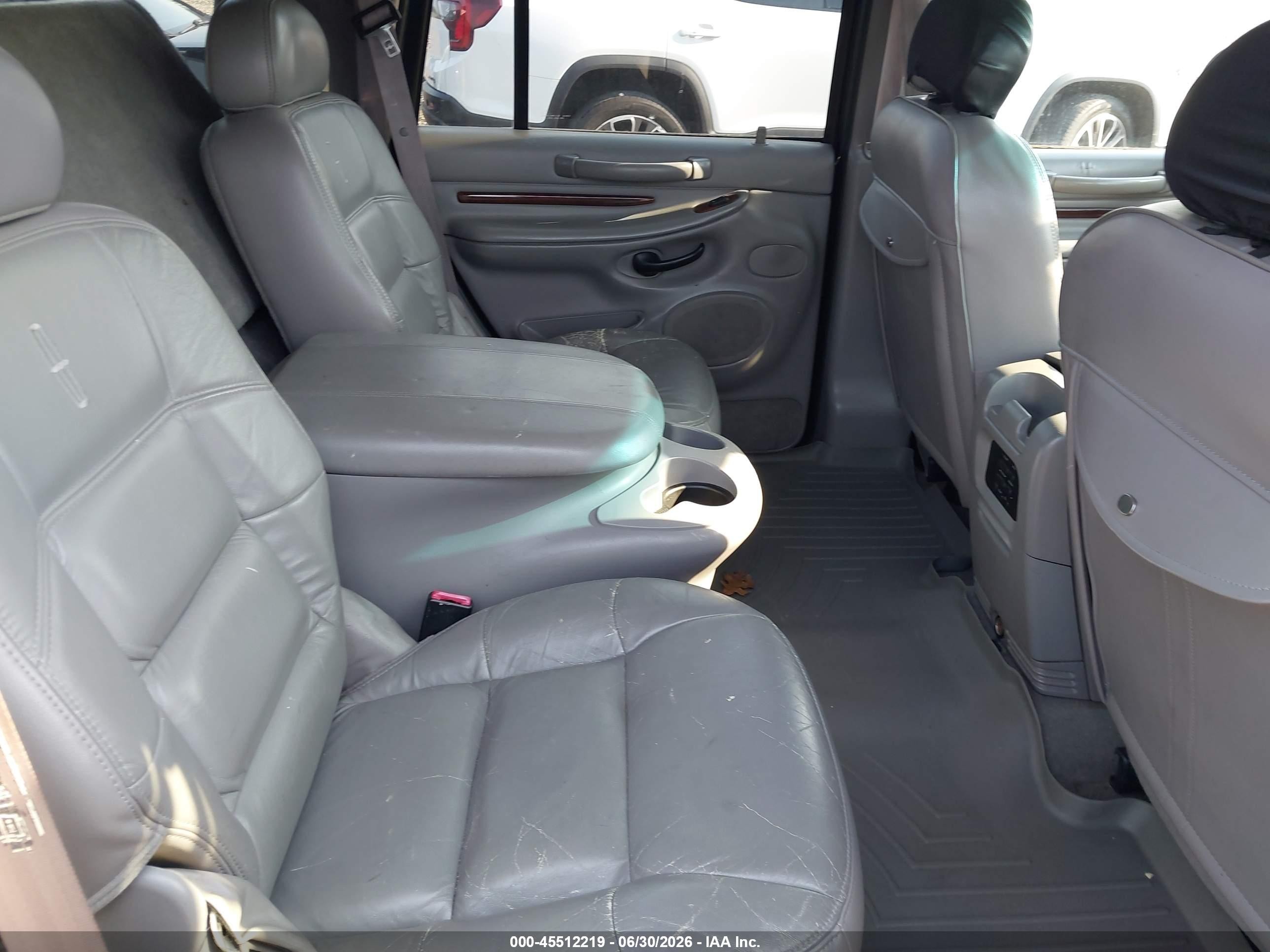 2002 Lincoln Navigator   Black vin: 5LMFU28R82LJ18109