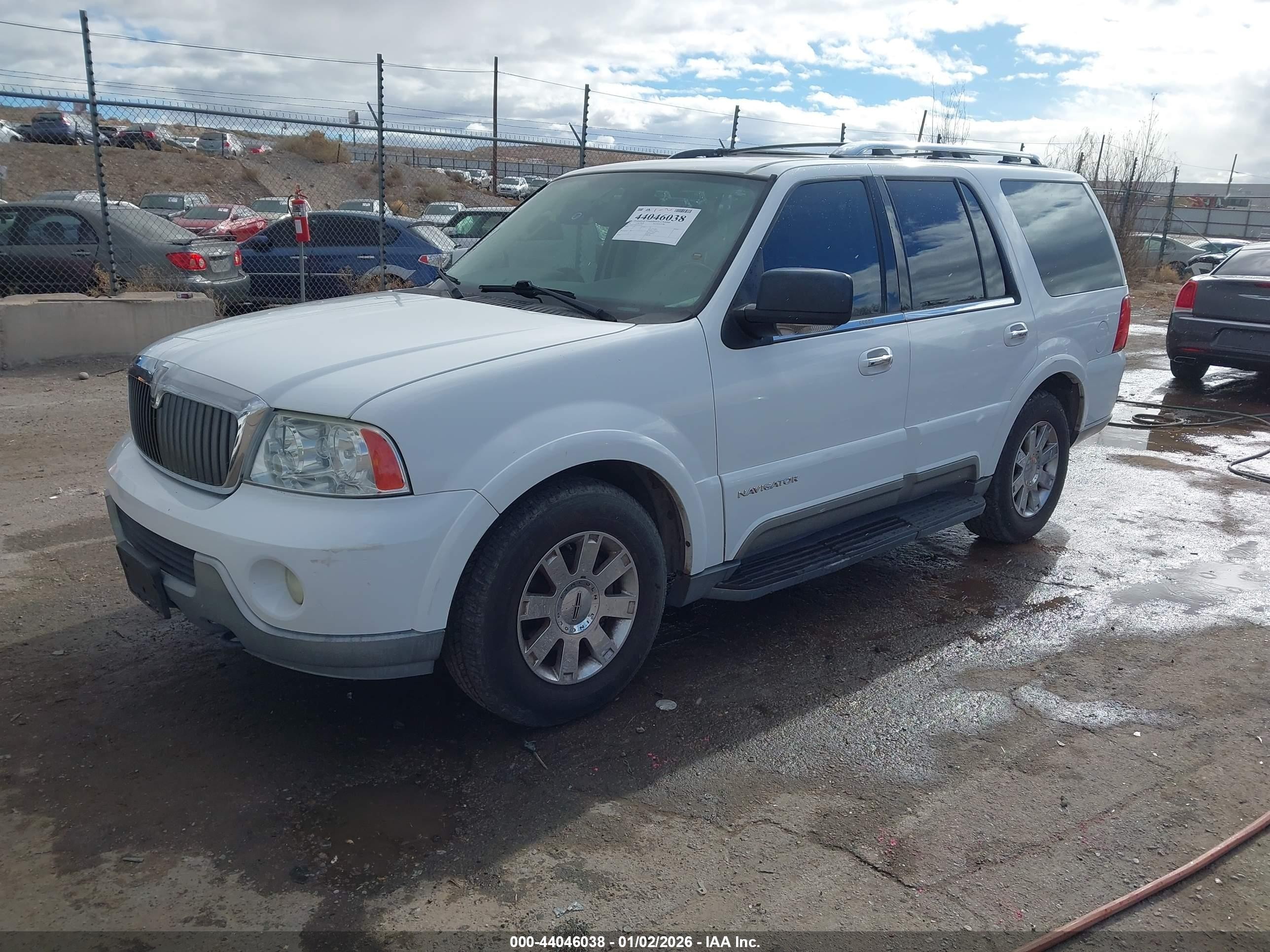 2003 Lincoln Navigator   White vin: 5LMFU28R83LJ43545