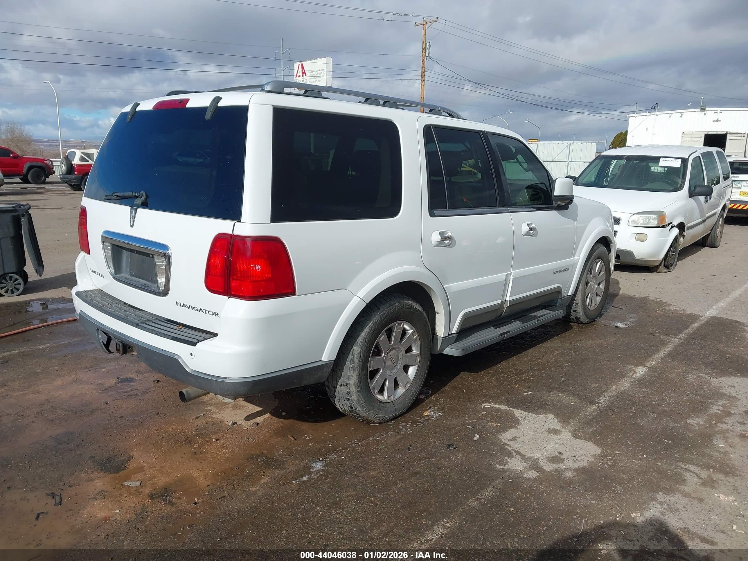 2003 Lincoln Navigator   White vin: 5LMFU28R83LJ43545