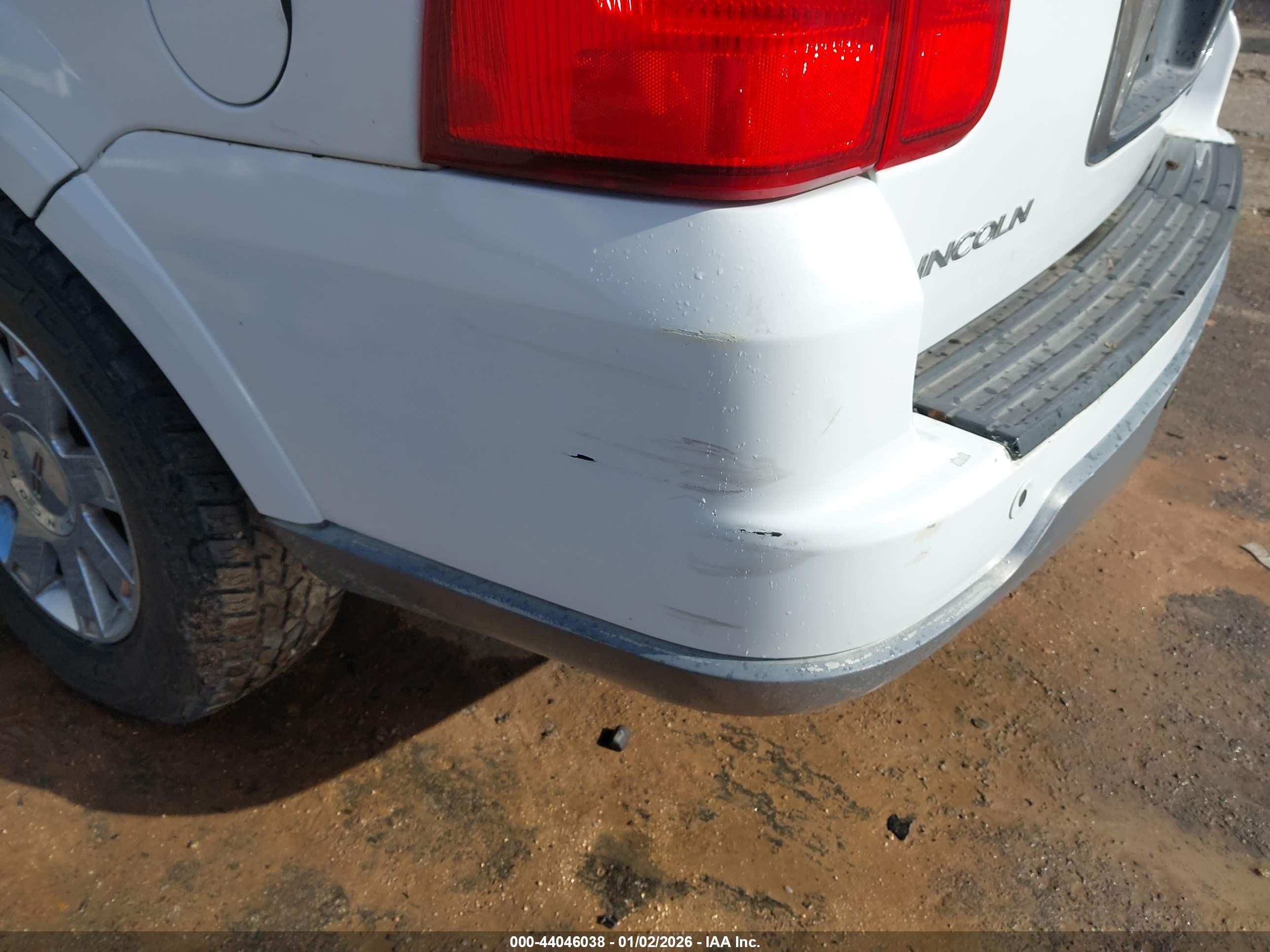 2003 Lincoln Navigator   White vin: 5LMFU28R83LJ43545