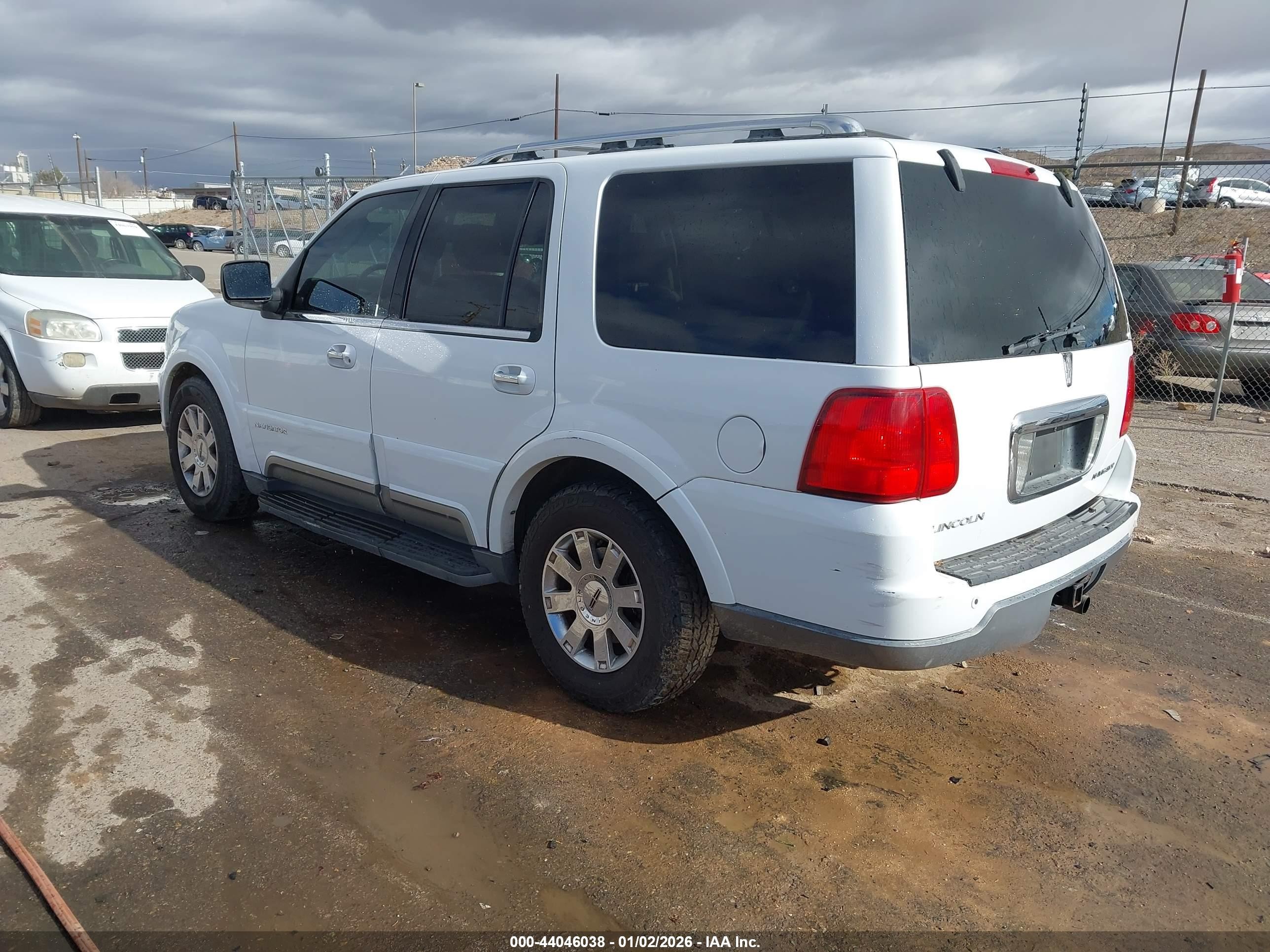2003 Lincoln Navigator   White vin: 5LMFU28R83LJ43545