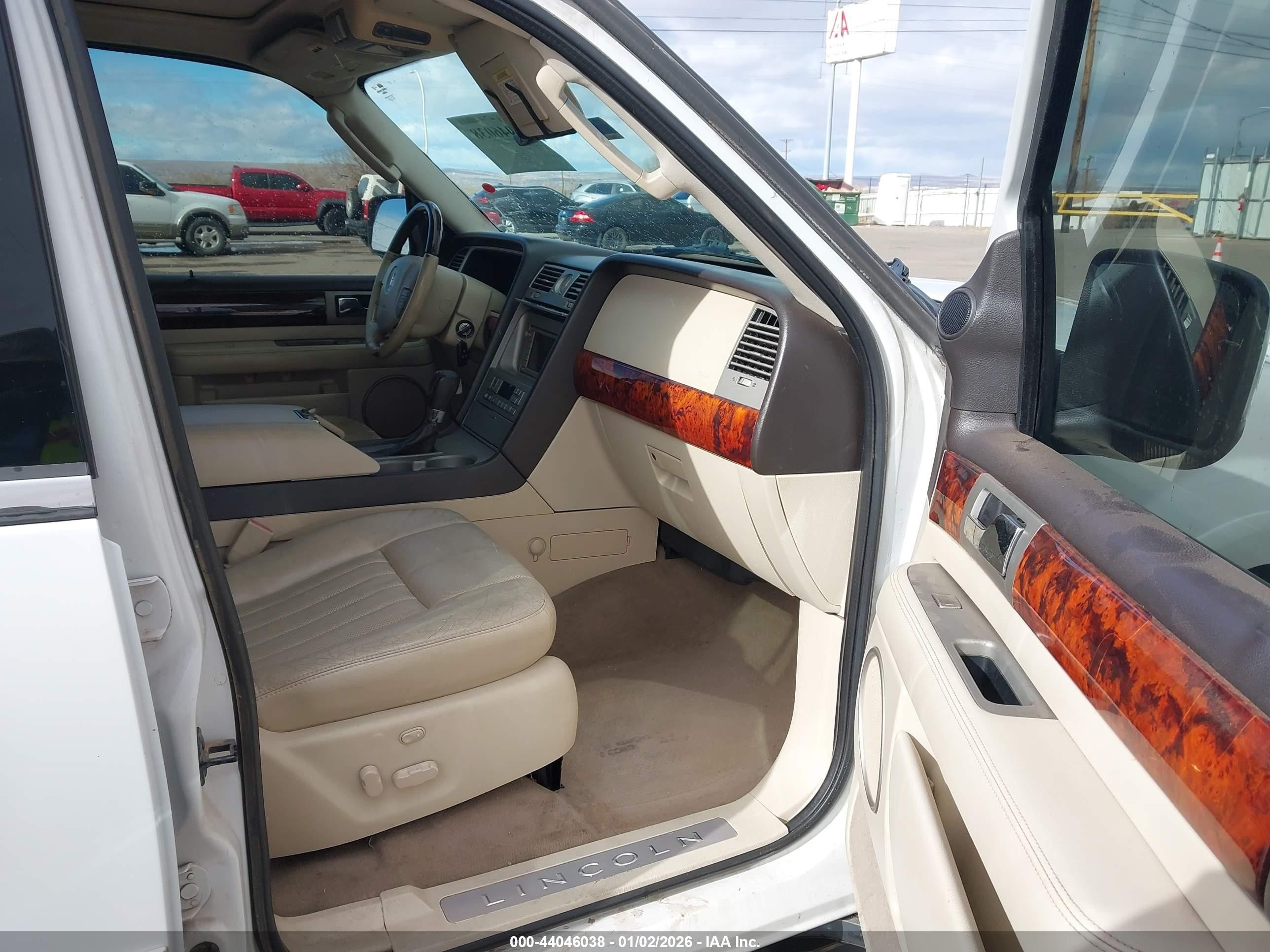 2003 Lincoln Navigator   White vin: 5LMFU28R83LJ43545