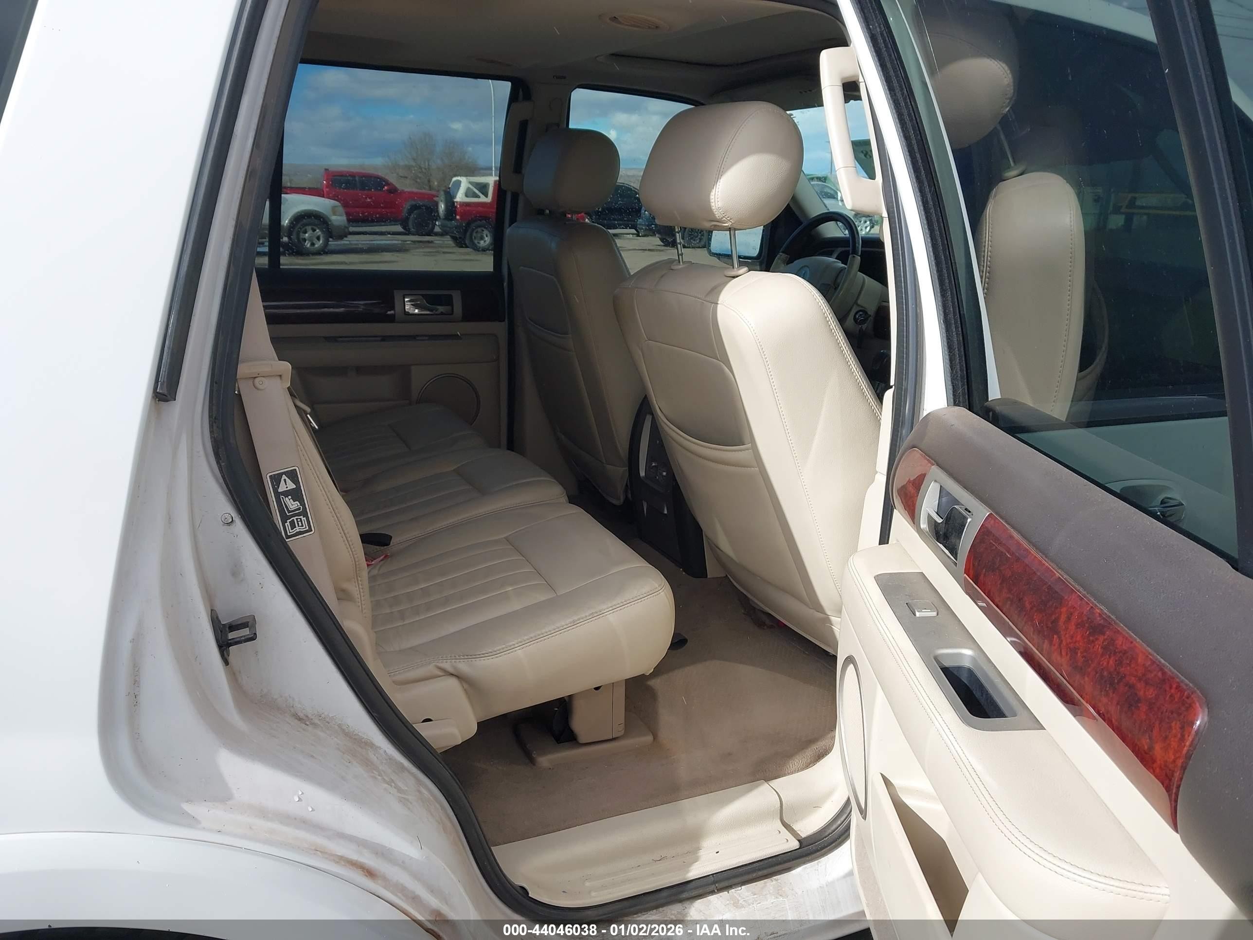 2003 Lincoln Navigator   White vin: 5LMFU28R83LJ43545
