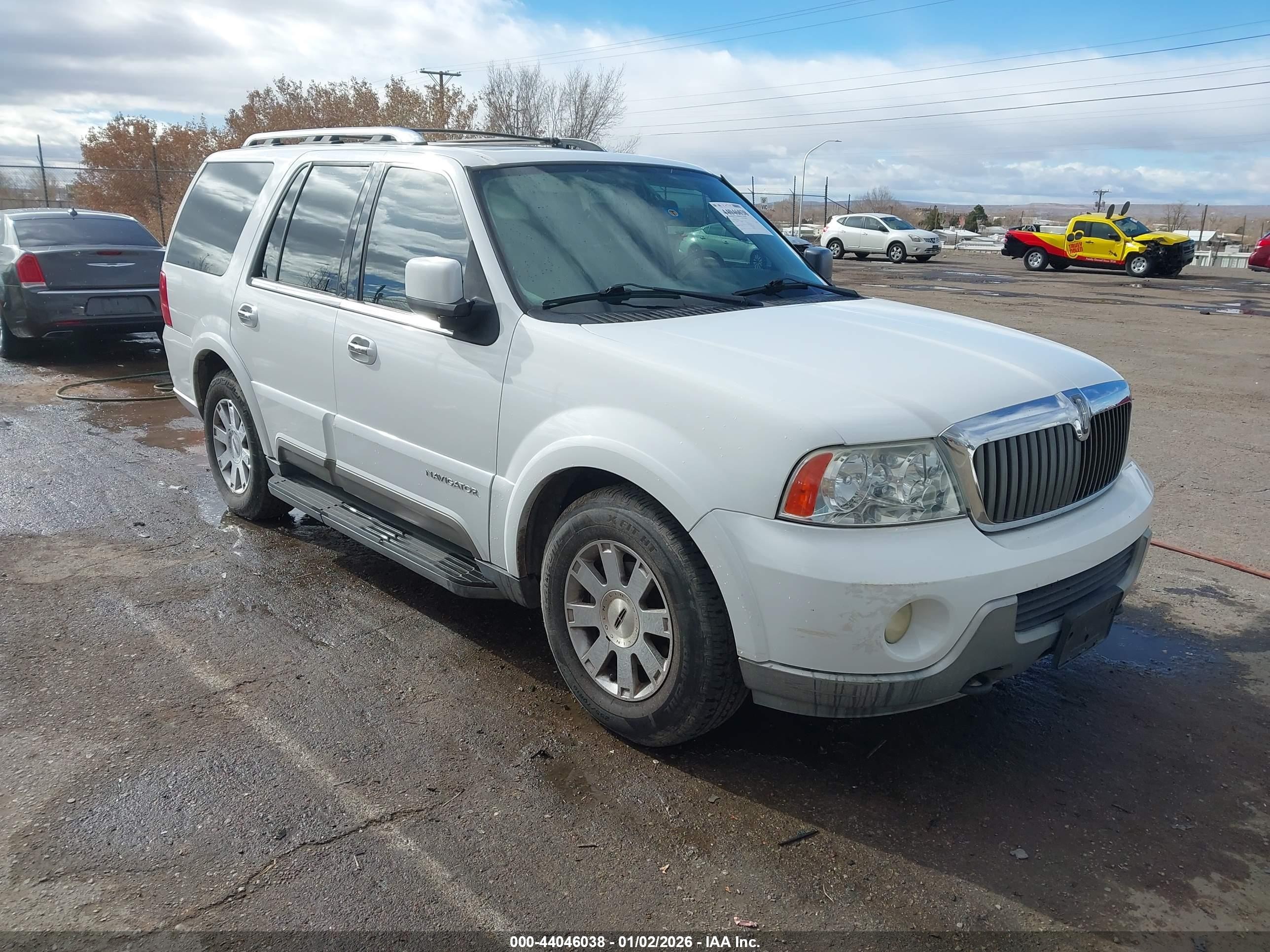 2003 Lincoln Navigator   White vin: 5LMFU28R83LJ43545