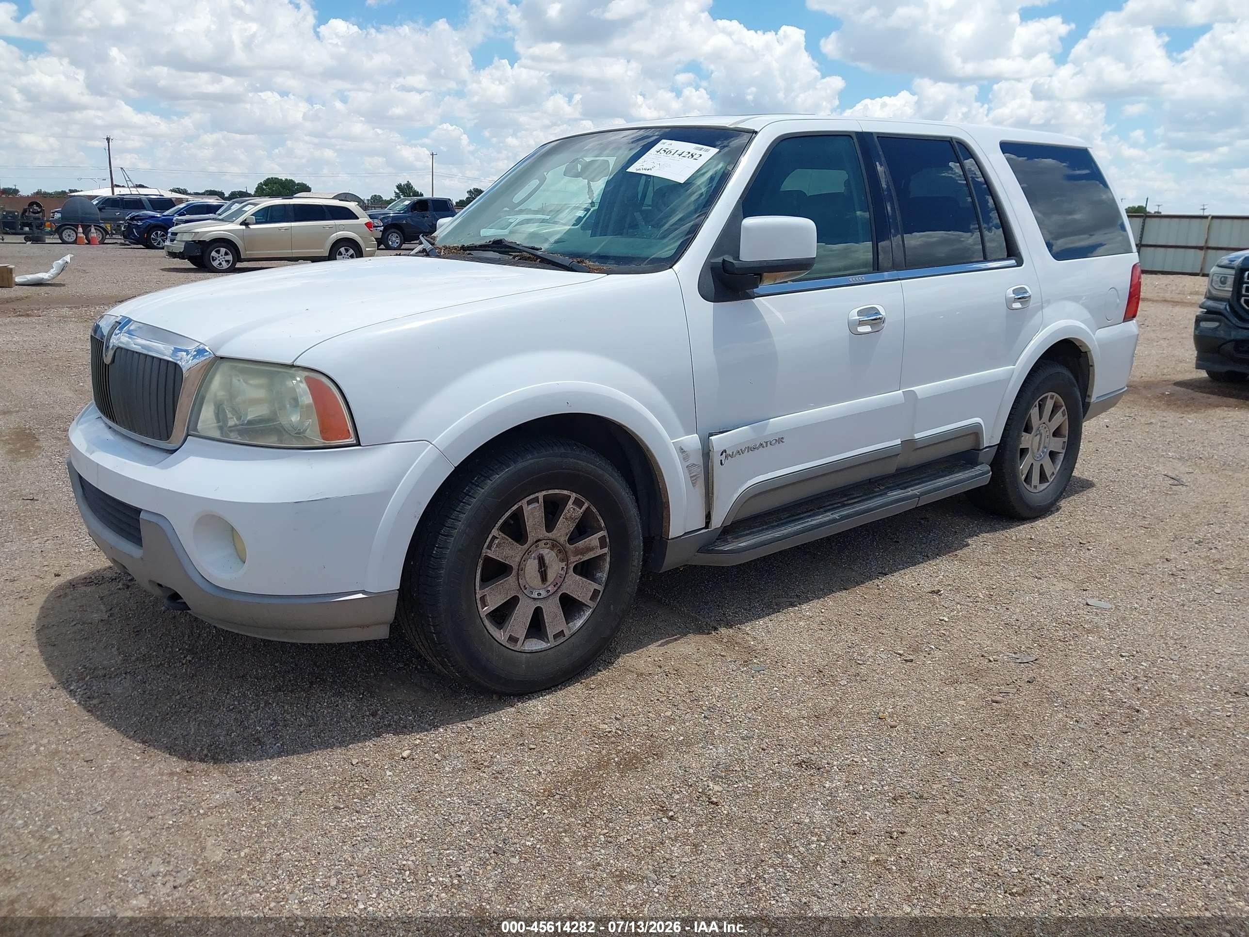 2004 Lincoln Navigator   White vin: 5LMFU28R84LJ32689