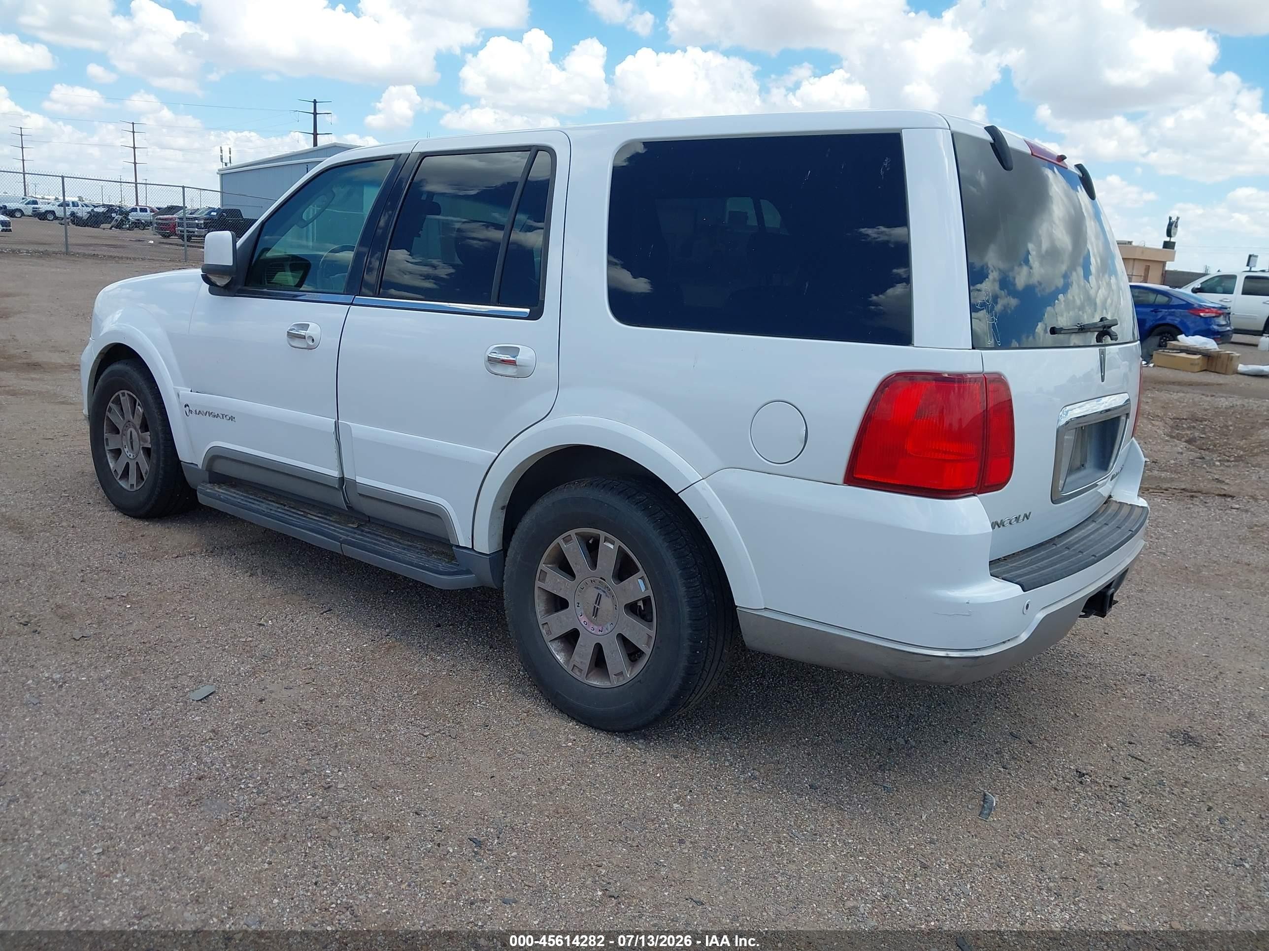 2004 Lincoln Navigator   White vin: 5LMFU28R84LJ32689