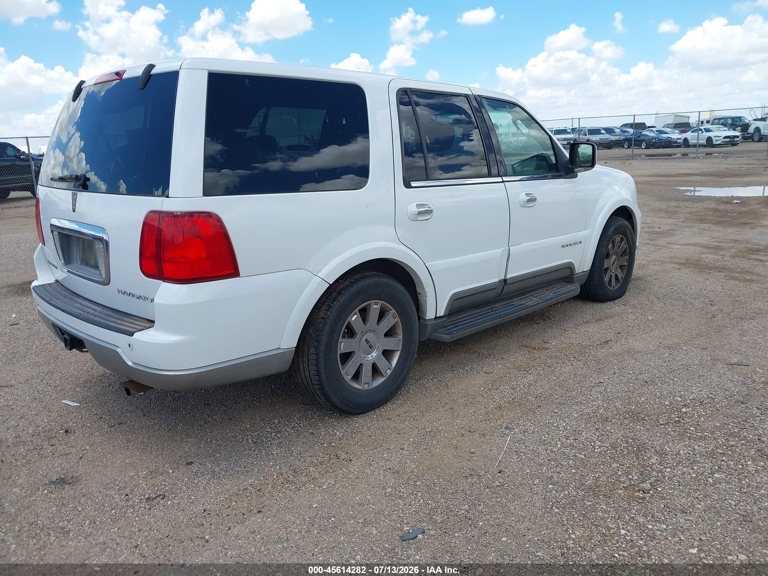 2004 Lincoln Navigator   White vin: 5LMFU28R84LJ32689