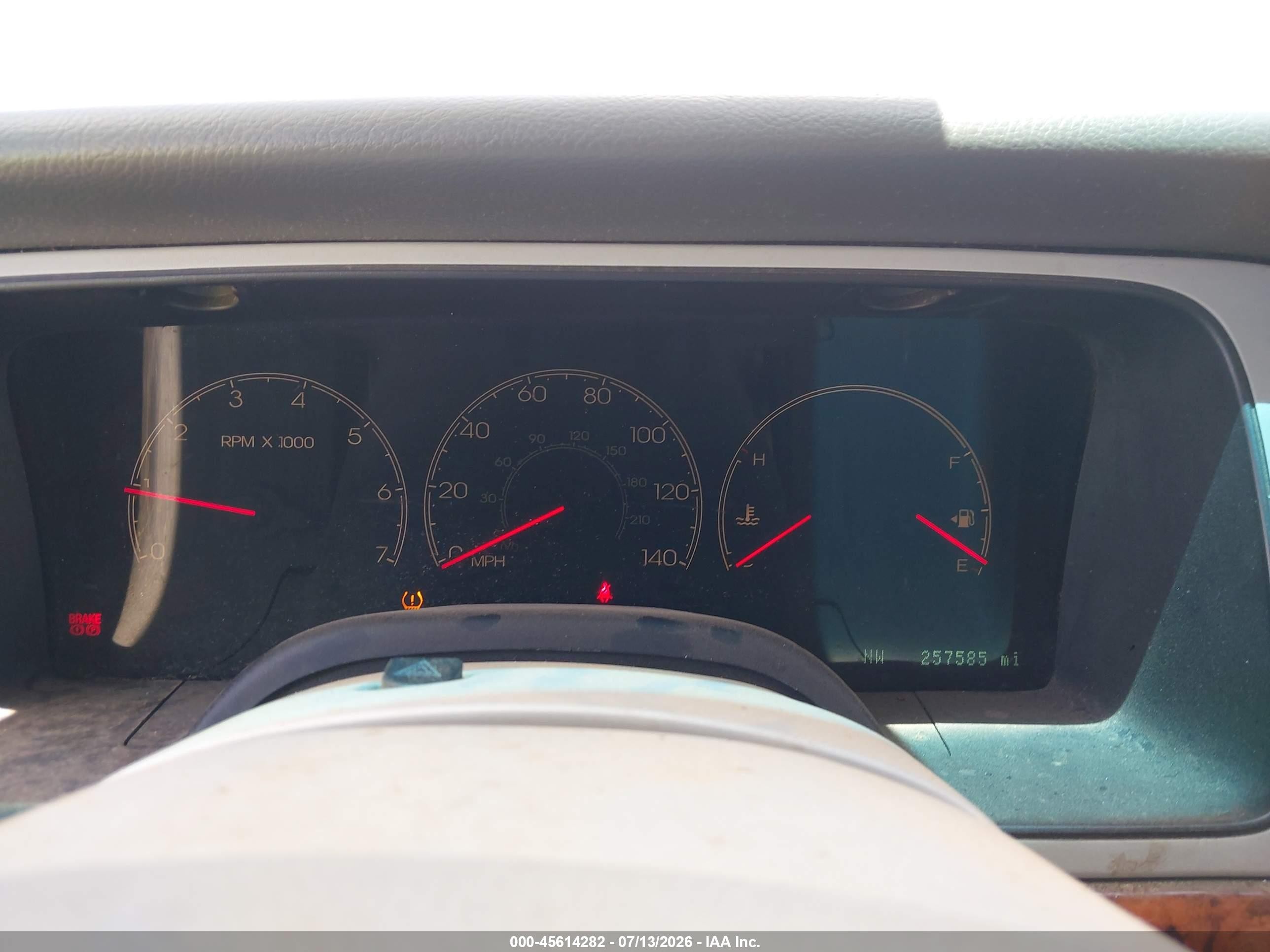 2004 Lincoln Navigator   White vin: 5LMFU28R84LJ32689