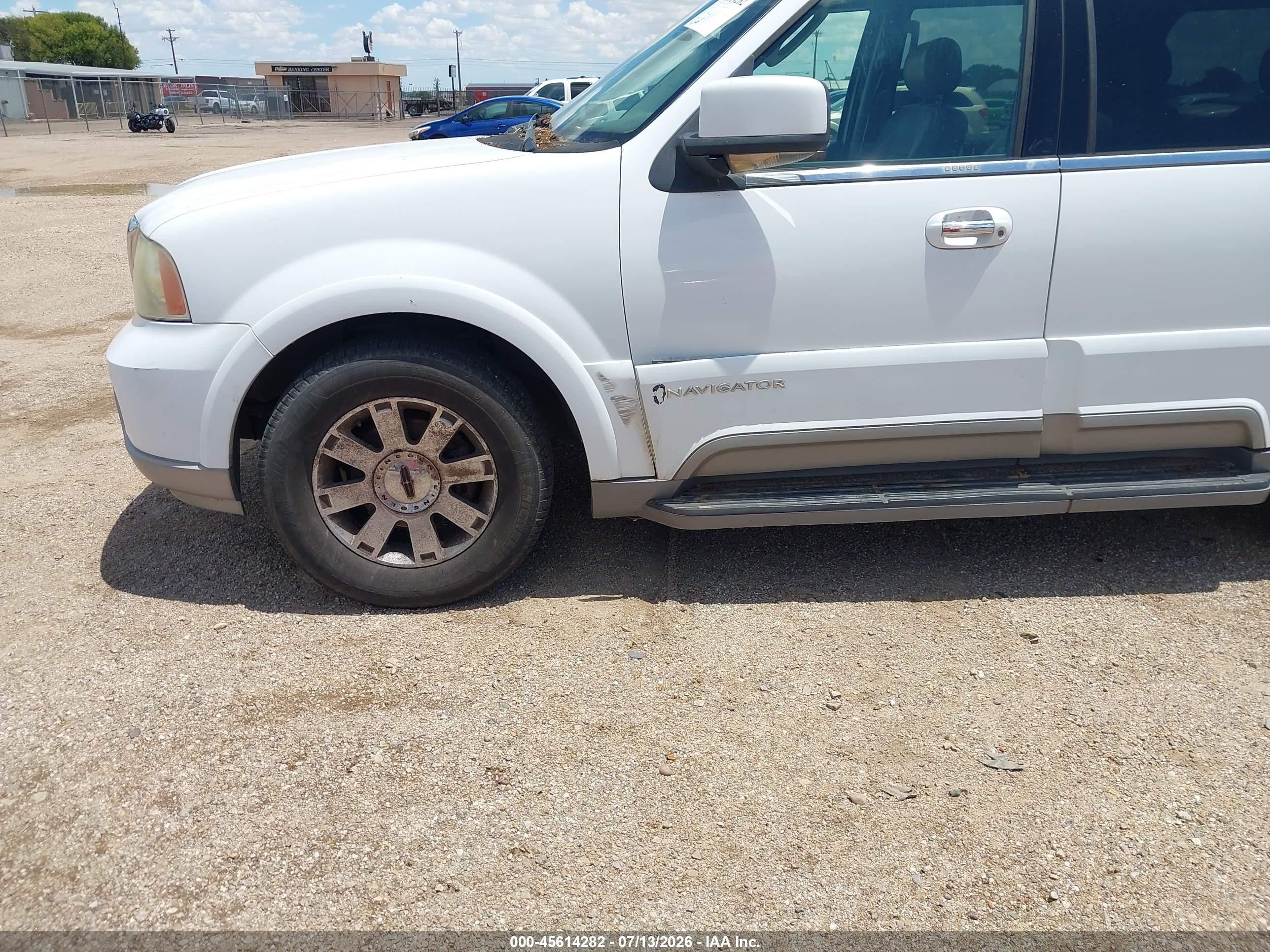 2004 Lincoln Navigator   White vin: 5LMFU28R84LJ32689