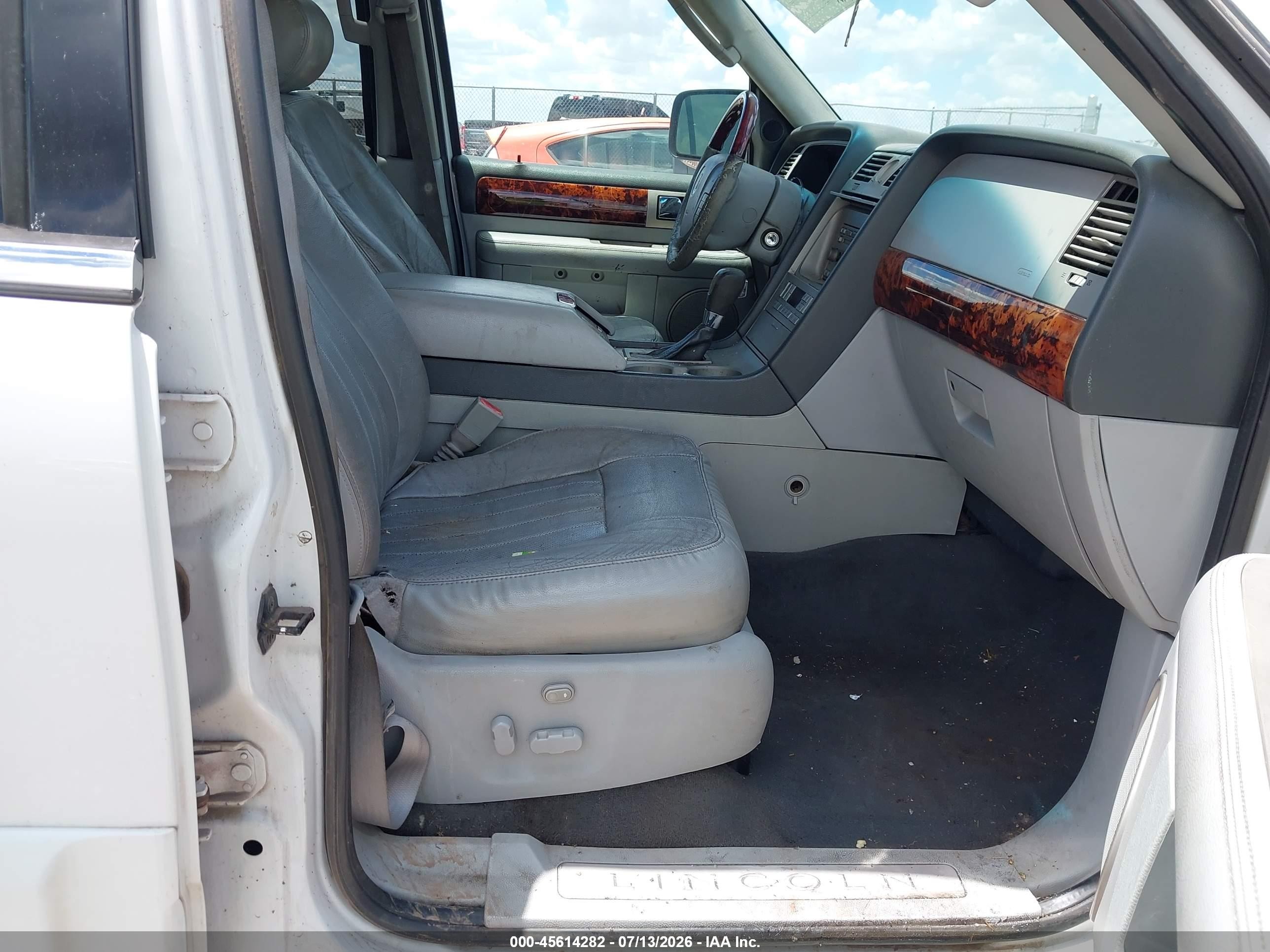 2004 Lincoln Navigator   White vin: 5LMFU28R84LJ32689