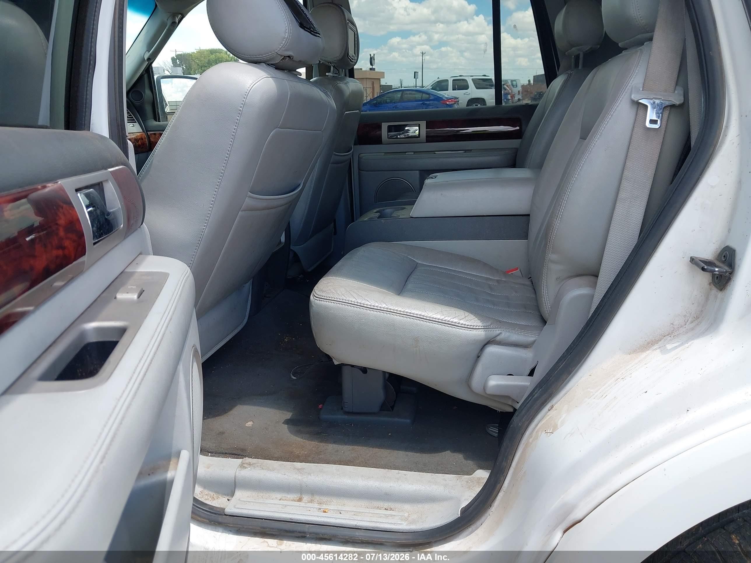 2004 Lincoln Navigator   White vin: 5LMFU28R84LJ32689