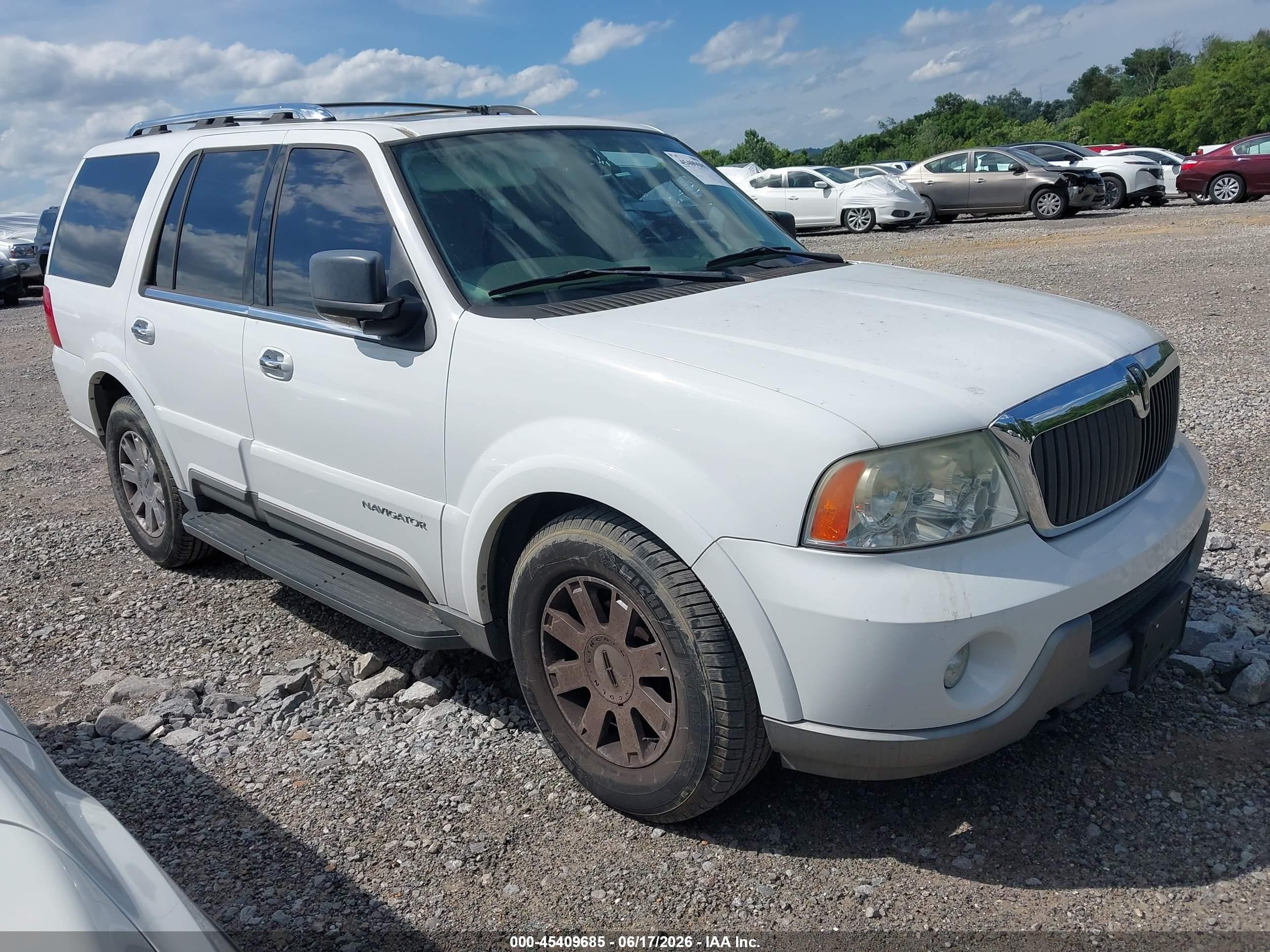 2004 Lincoln Navigator   White vin: 5LMFU28R84LJ43546