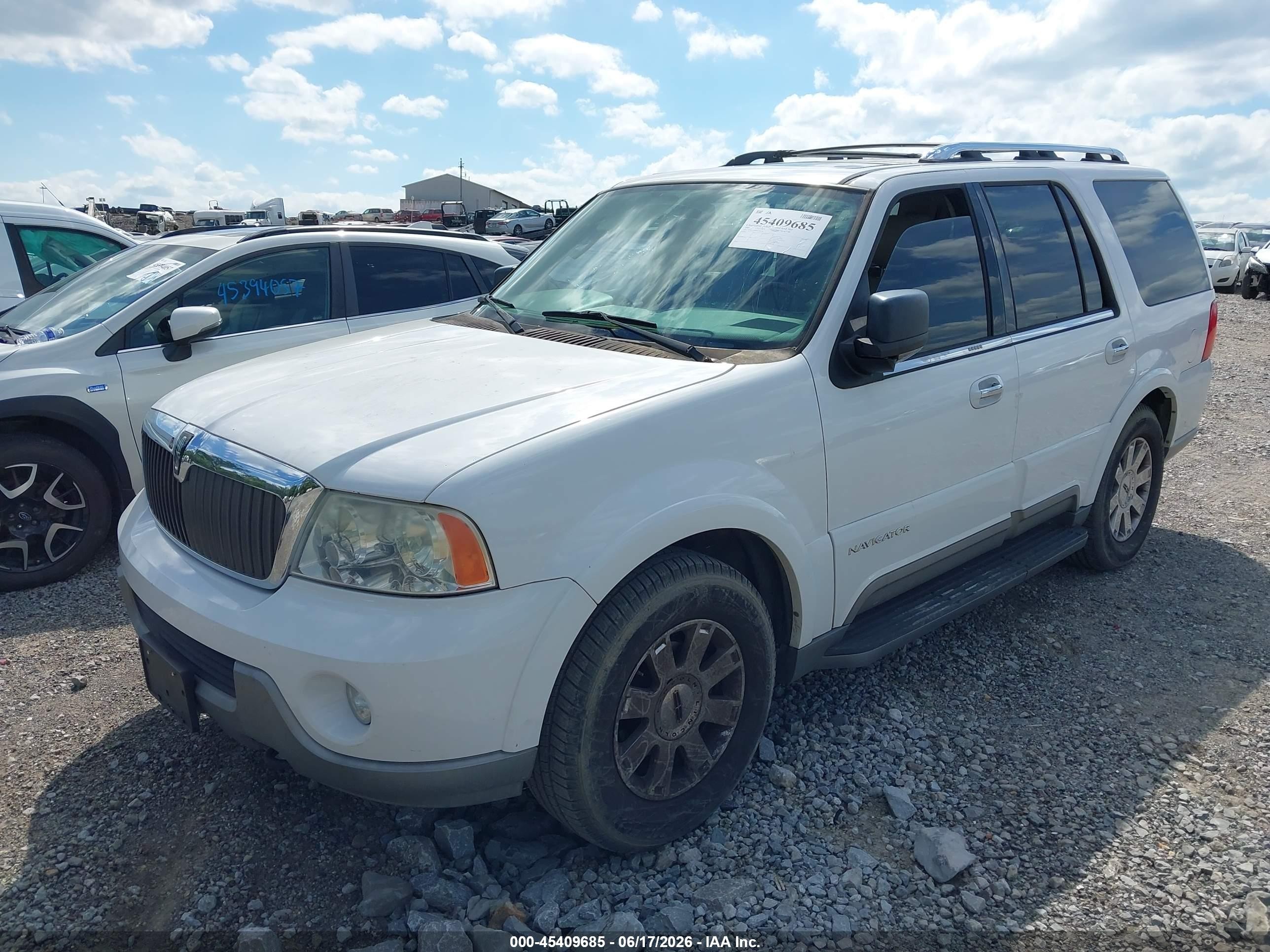2004 Lincoln Navigator   White vin: 5LMFU28R84LJ43546