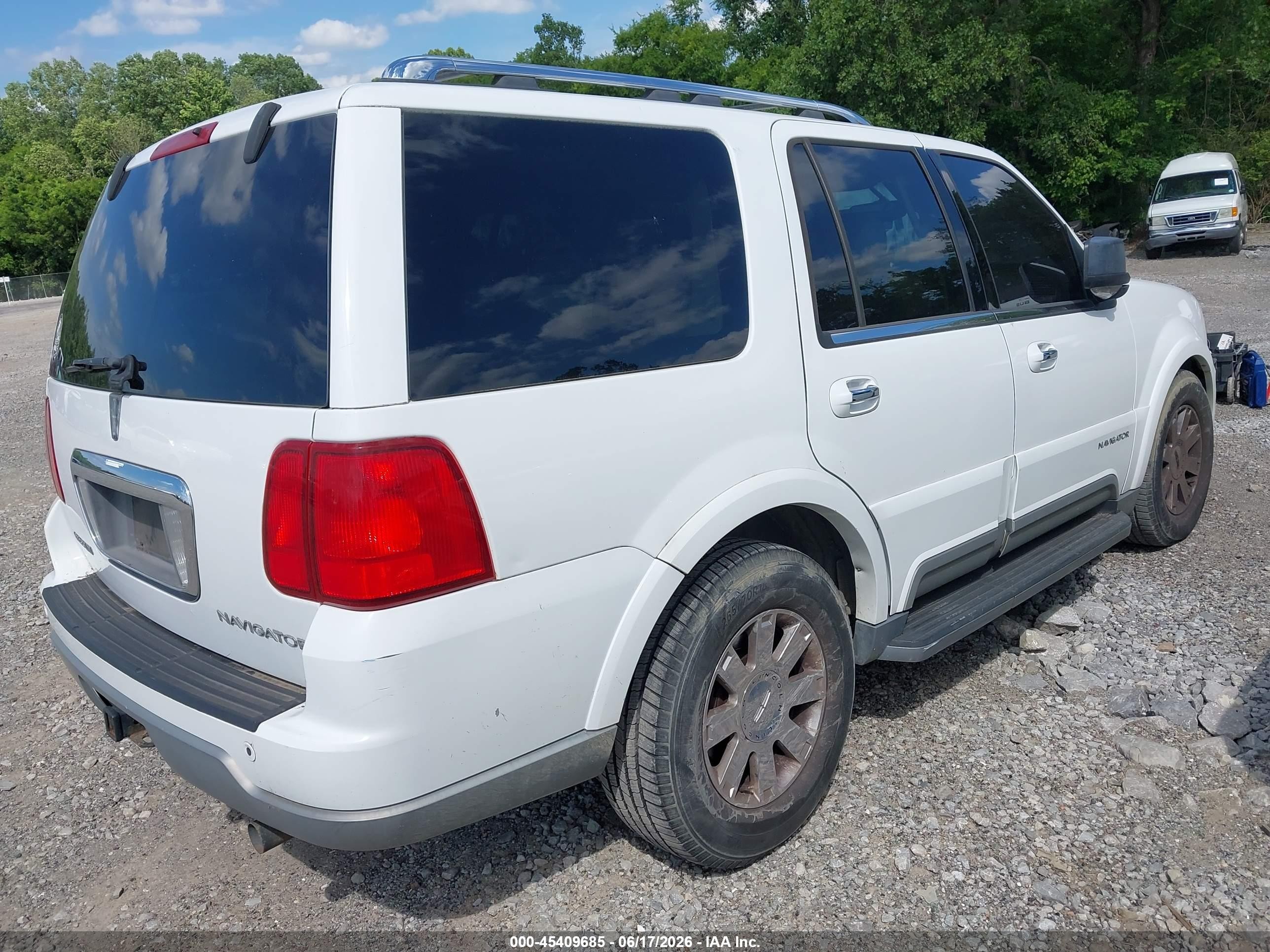 2004 Lincoln Navigator   White vin: 5LMFU28R84LJ43546