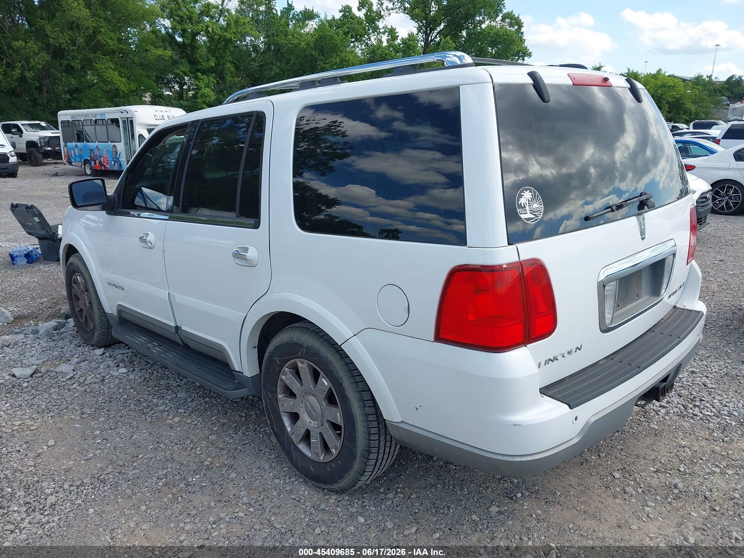 2004 Lincoln Navigator   White vin: 5LMFU28R84LJ43546