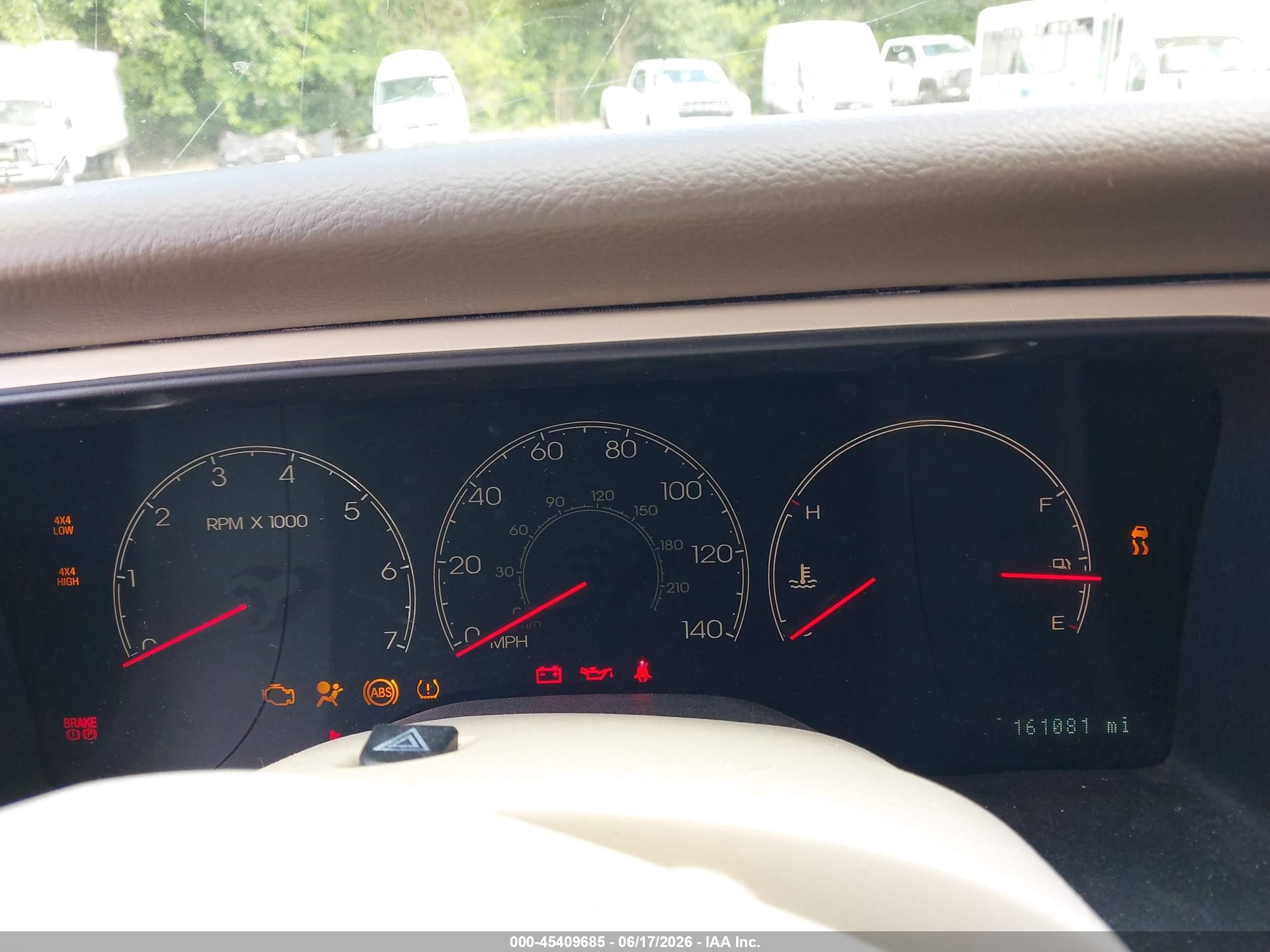 2004 Lincoln Navigator   White vin: 5LMFU28R84LJ43546