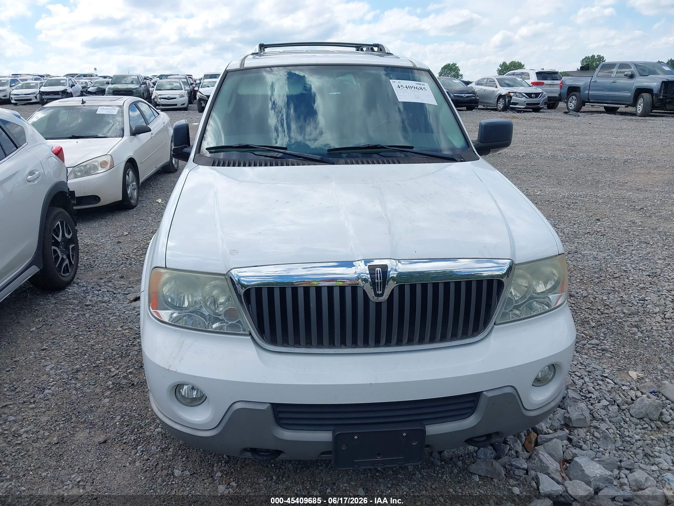 2004 Lincoln Navigator   White vin: 5LMFU28R84LJ43546