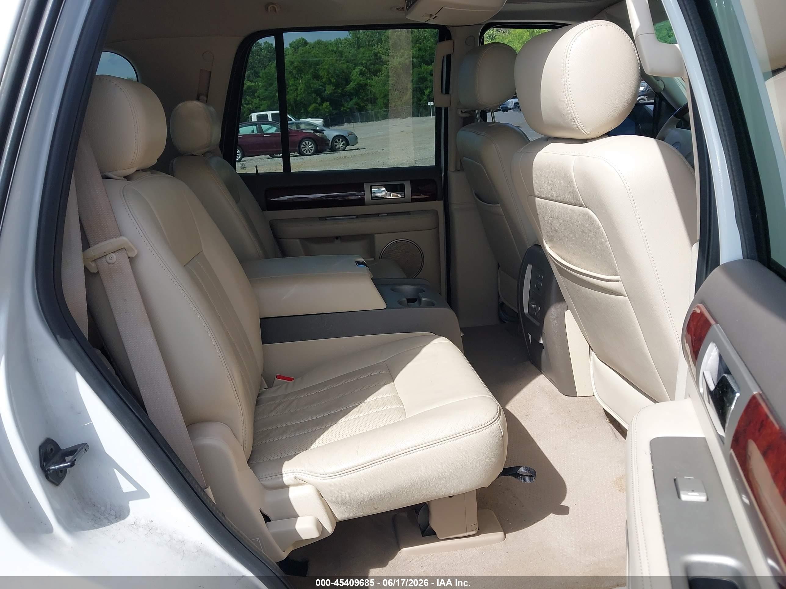 2004 Lincoln Navigator   White vin: 5LMFU28R84LJ43546