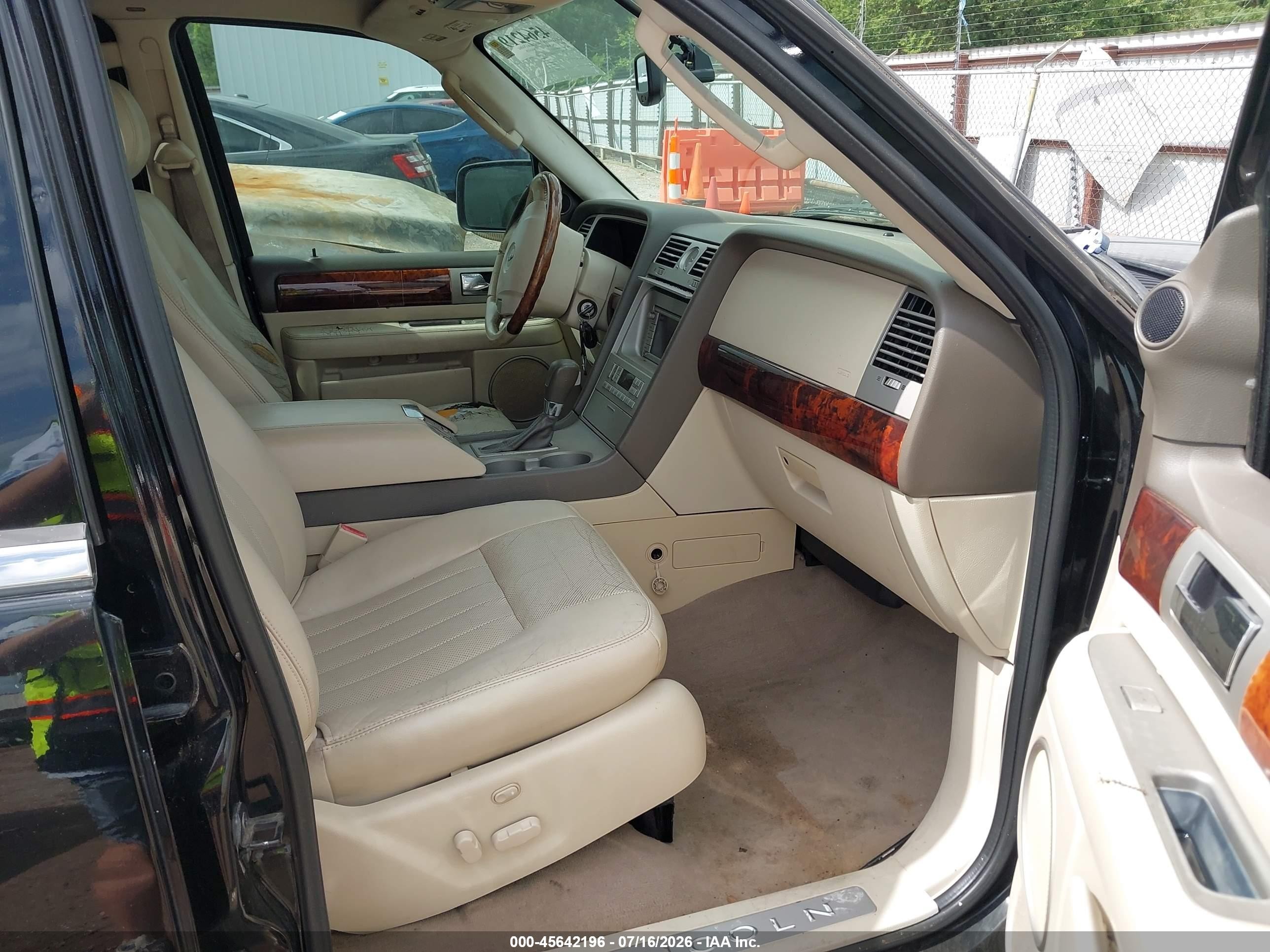 2004 Lincoln Navigator   Black vin: 5LMFU28R94LJ04125