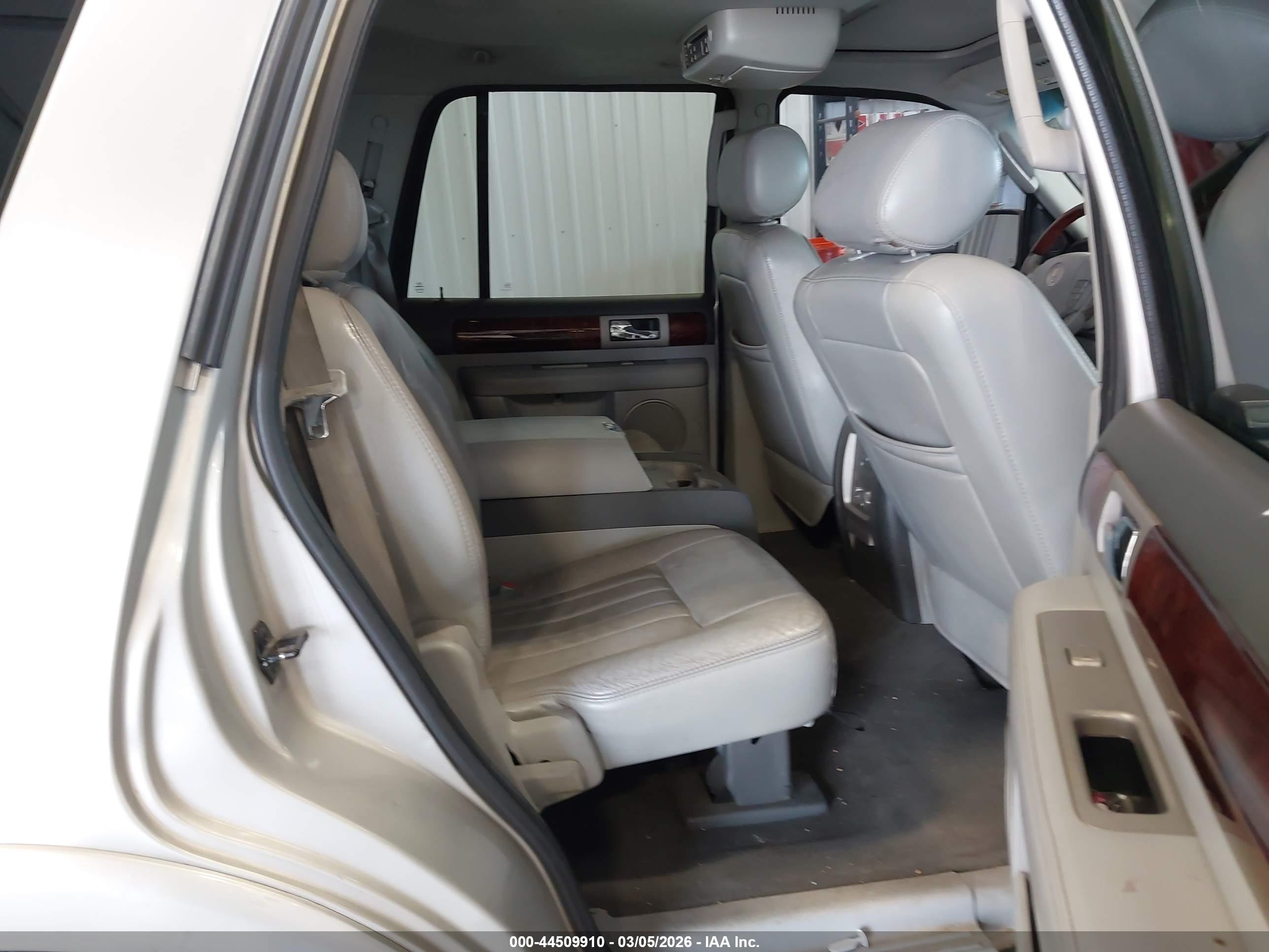 2004 Lincoln Navigator   Silver vin: 5LMFU28RX4LJ41670