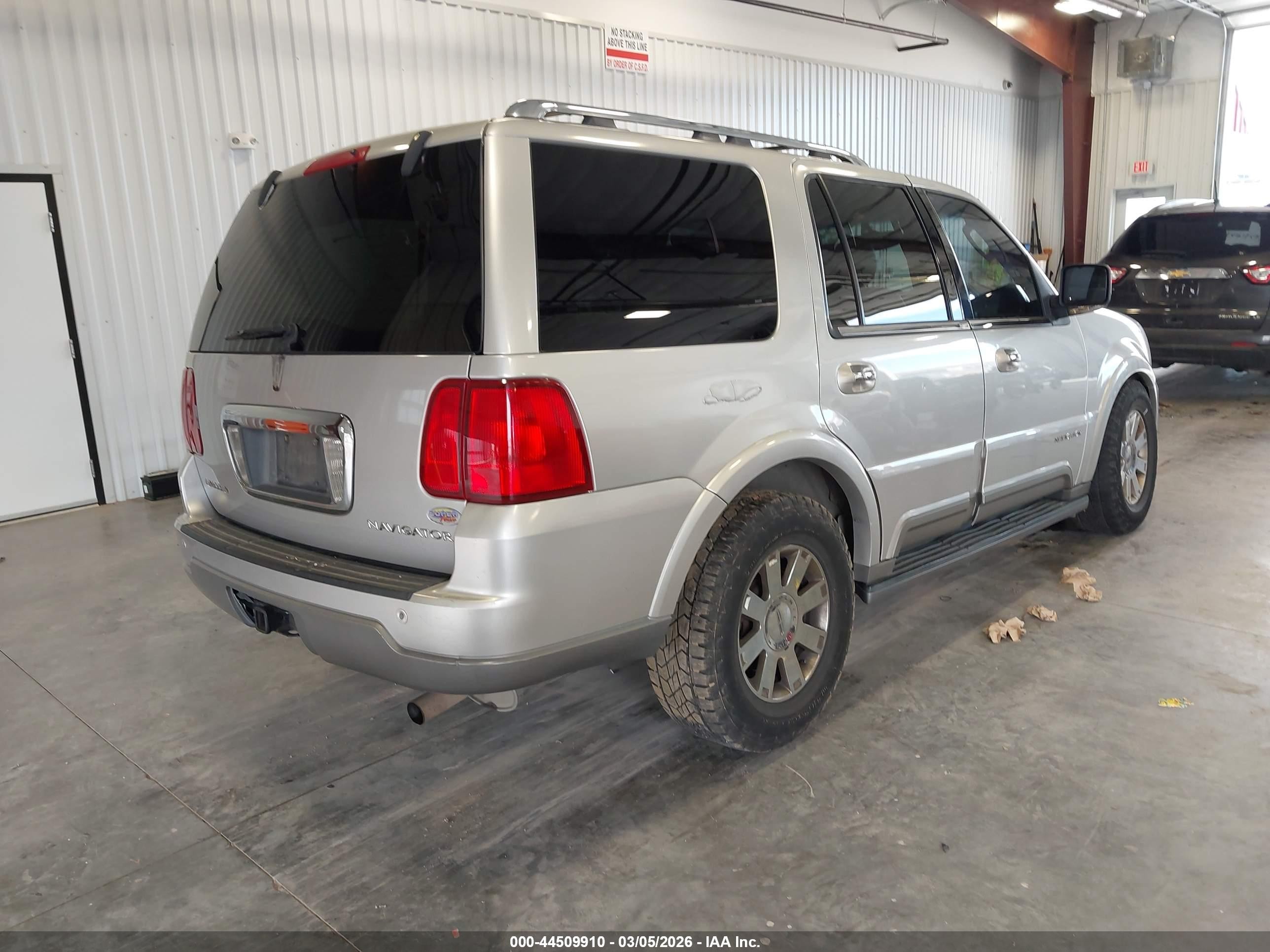 2004 Lincoln Navigator   Silver vin: 5LMFU28RX4LJ41670