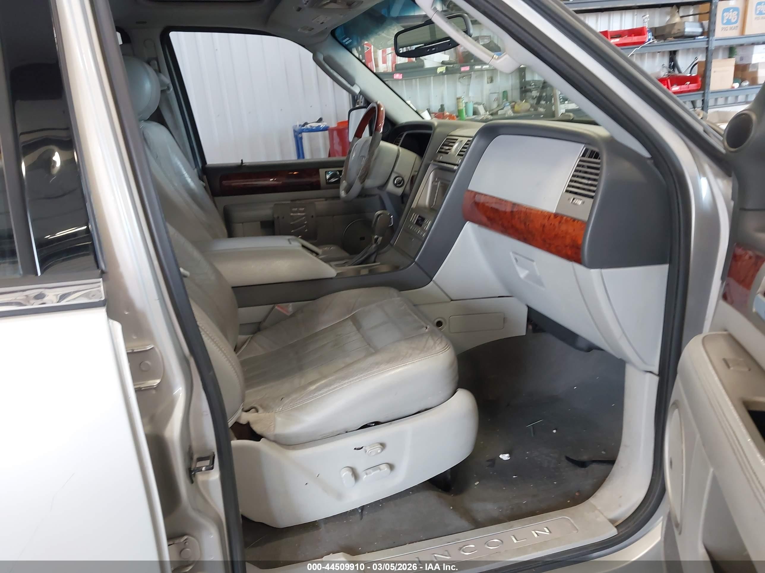 2004 Lincoln Navigator   Silver vin: 5LMFU28RX4LJ41670