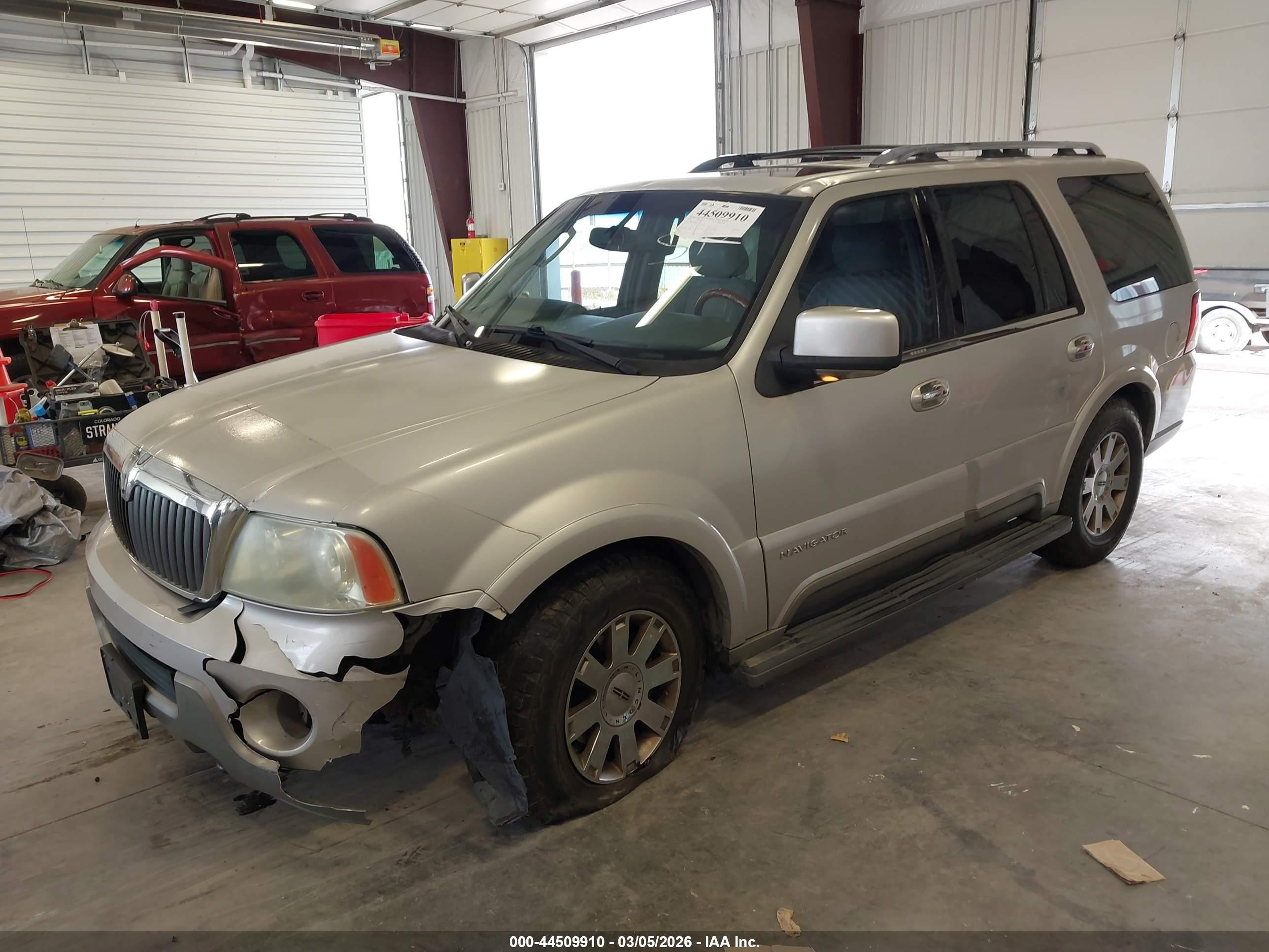 2004 Lincoln Navigator   Silver vin: 5LMFU28RX4LJ41670