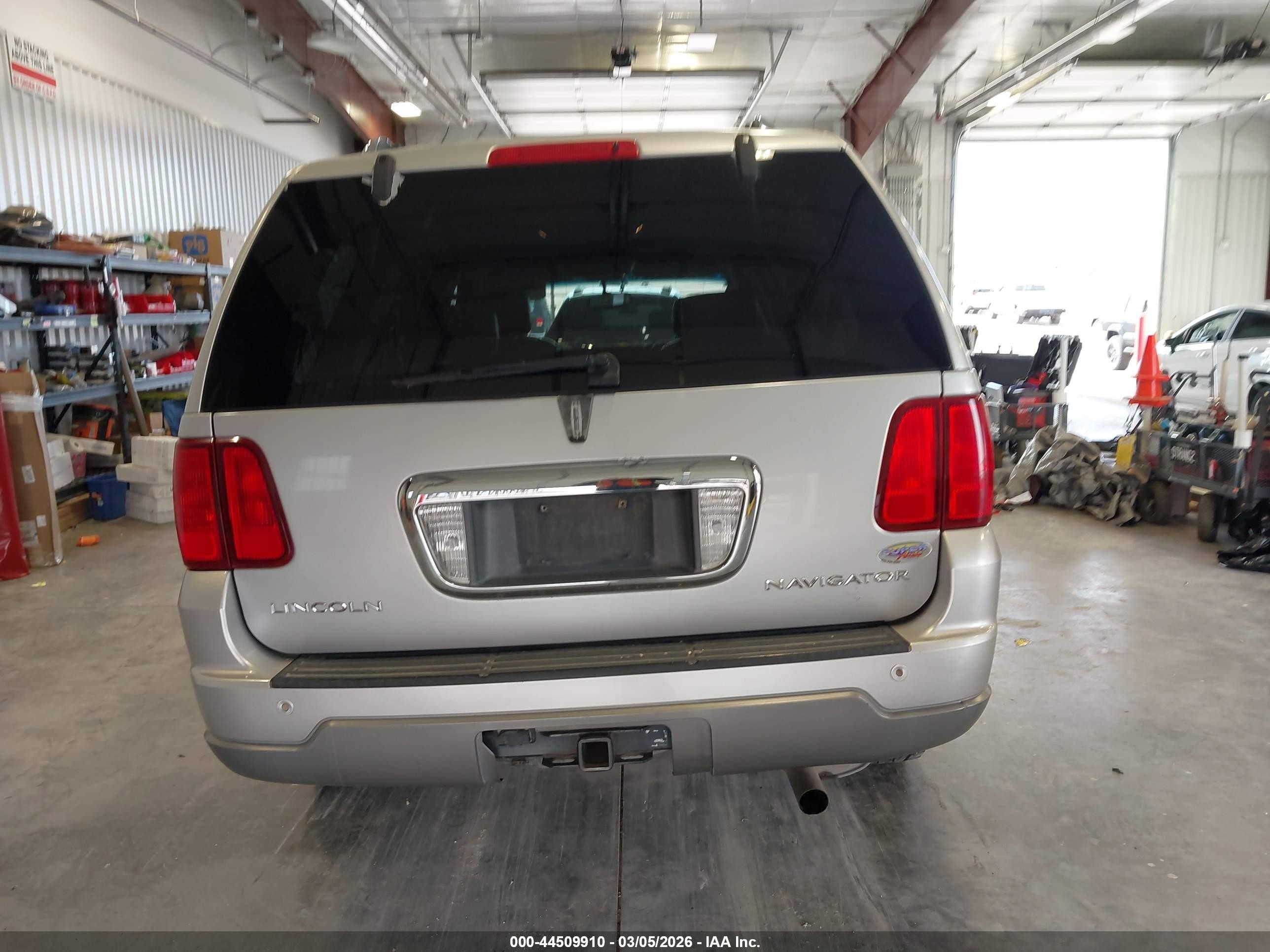 2004 Lincoln Navigator   Silver vin: 5LMFU28RX4LJ41670