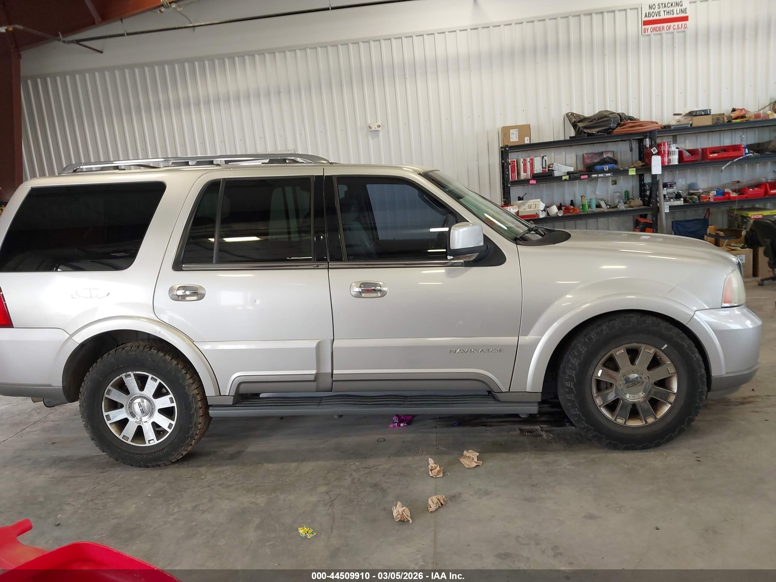 2004 Lincoln Navigator   Silver vin: 5LMFU28RX4LJ41670