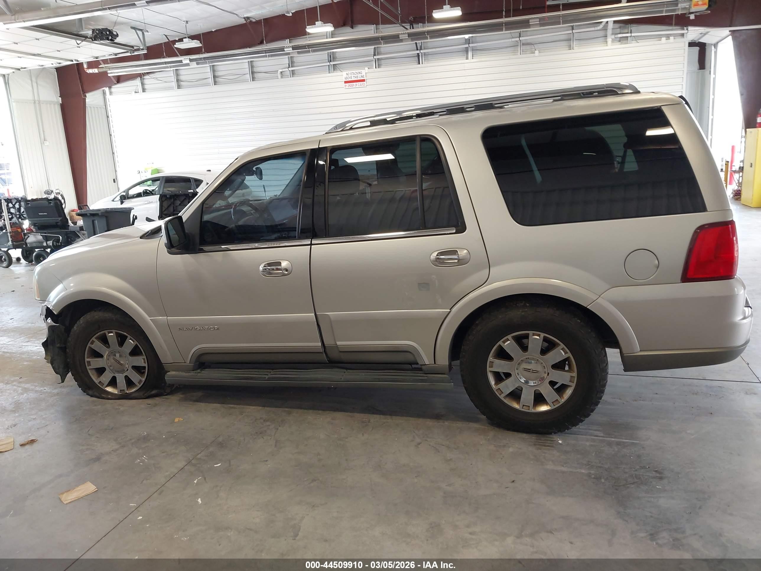 2004 Lincoln Navigator   Silver vin: 5LMFU28RX4LJ41670