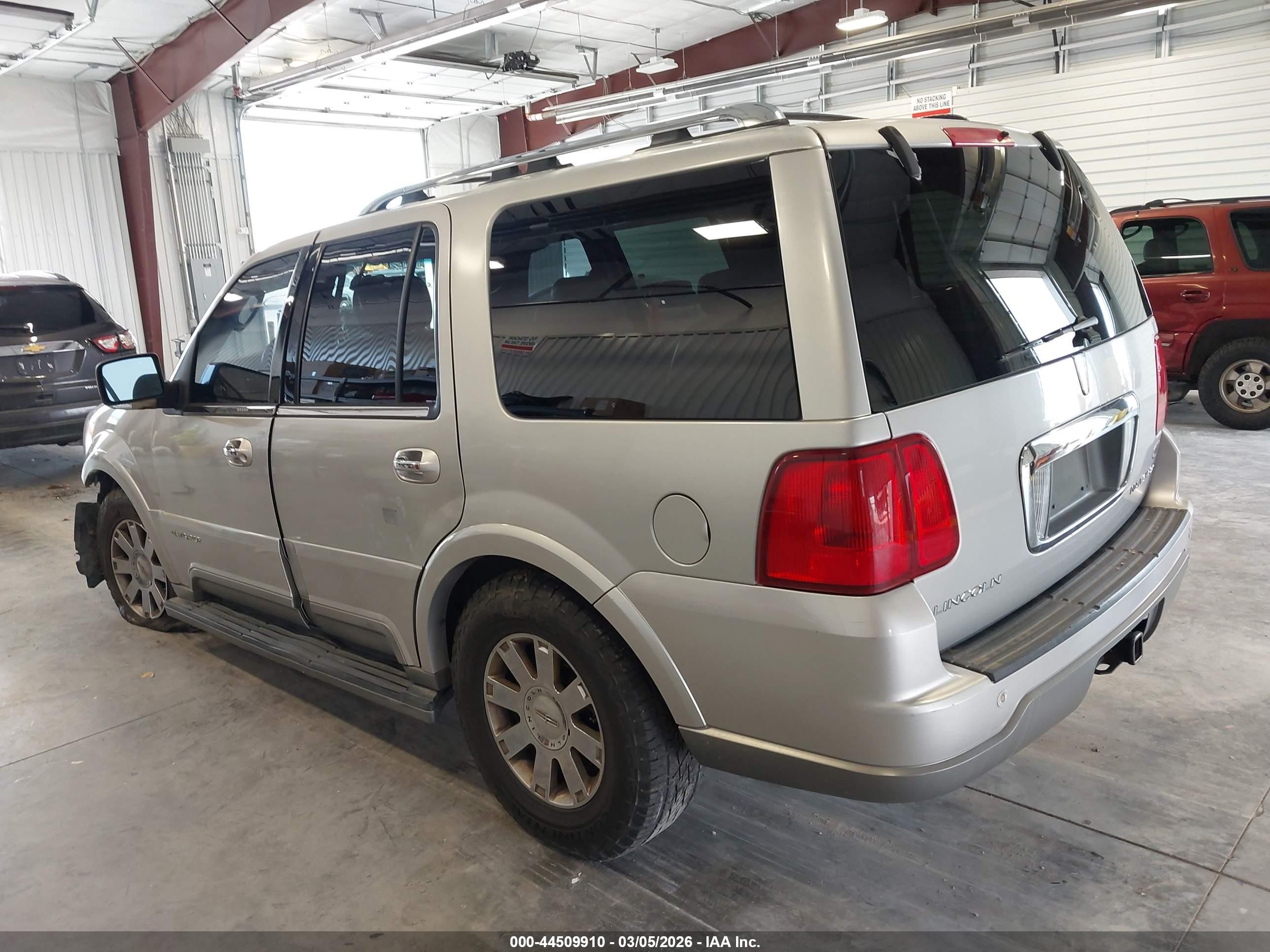 2004 Lincoln Navigator   Silver vin: 5LMFU28RX4LJ41670