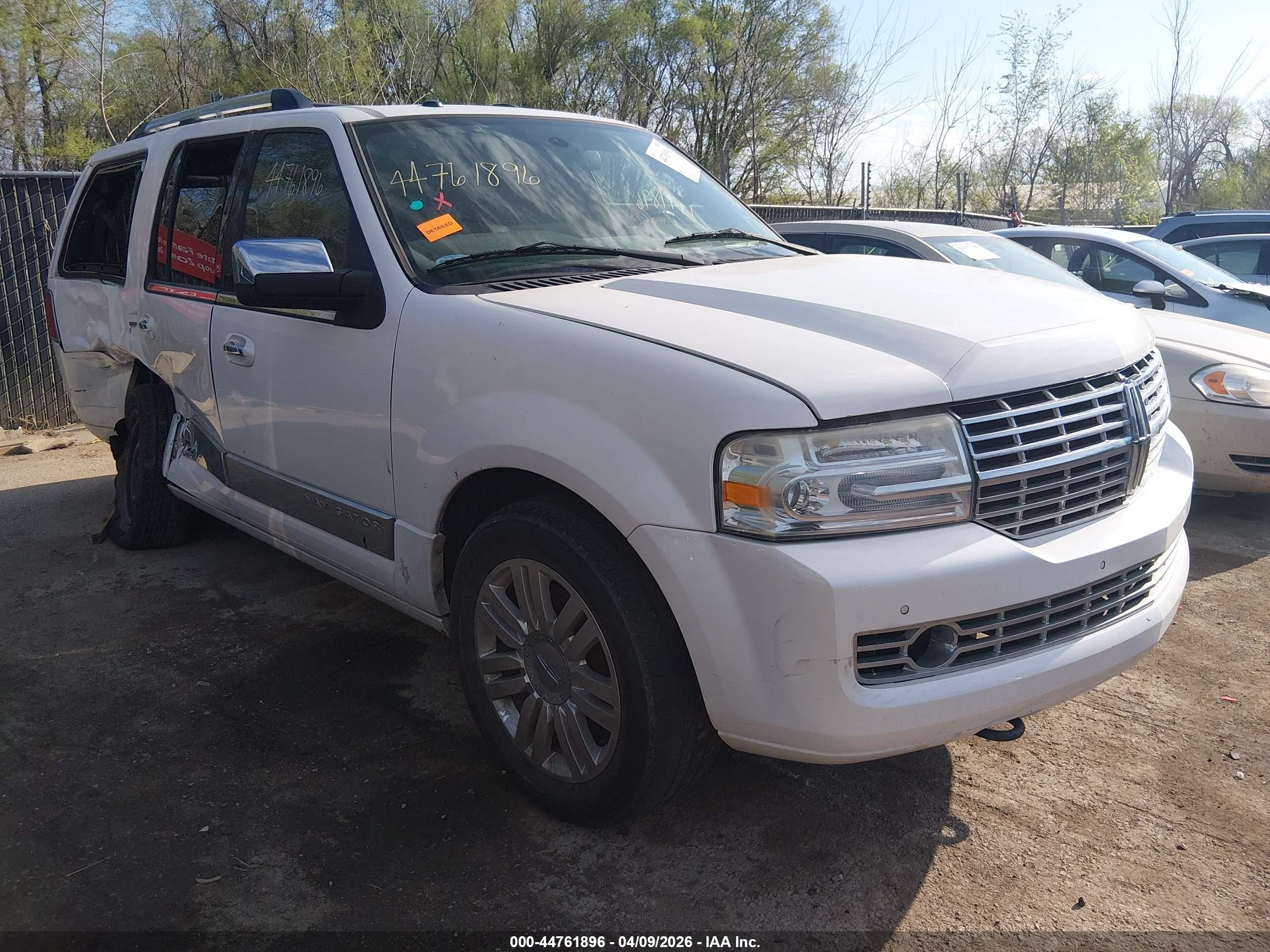 2011 Lincoln Navigator   White vin: 5LMJJ2H51BEJ00183