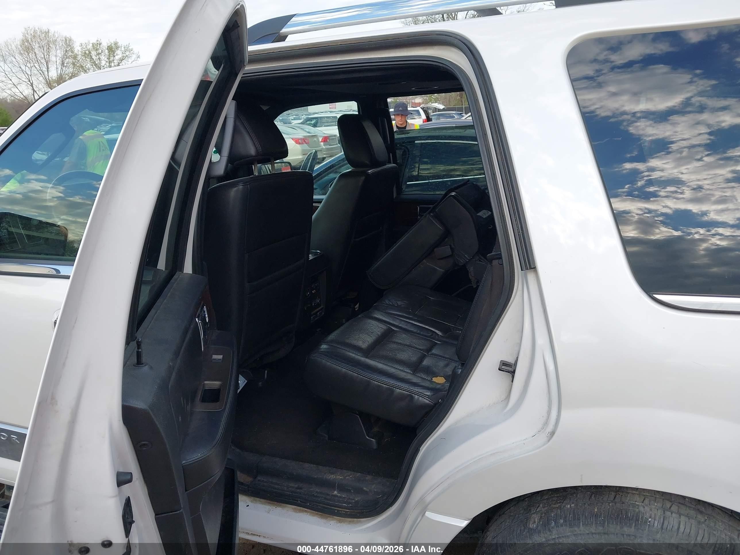 2011 Lincoln Navigator   White vin: 5LMJJ2H51BEJ00183