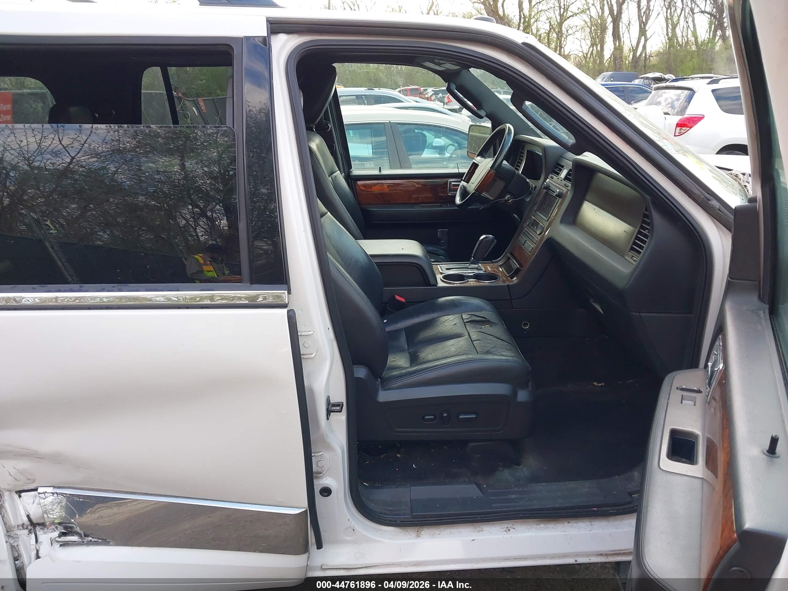 2011 Lincoln Navigator   White vin: 5LMJJ2H51BEJ00183