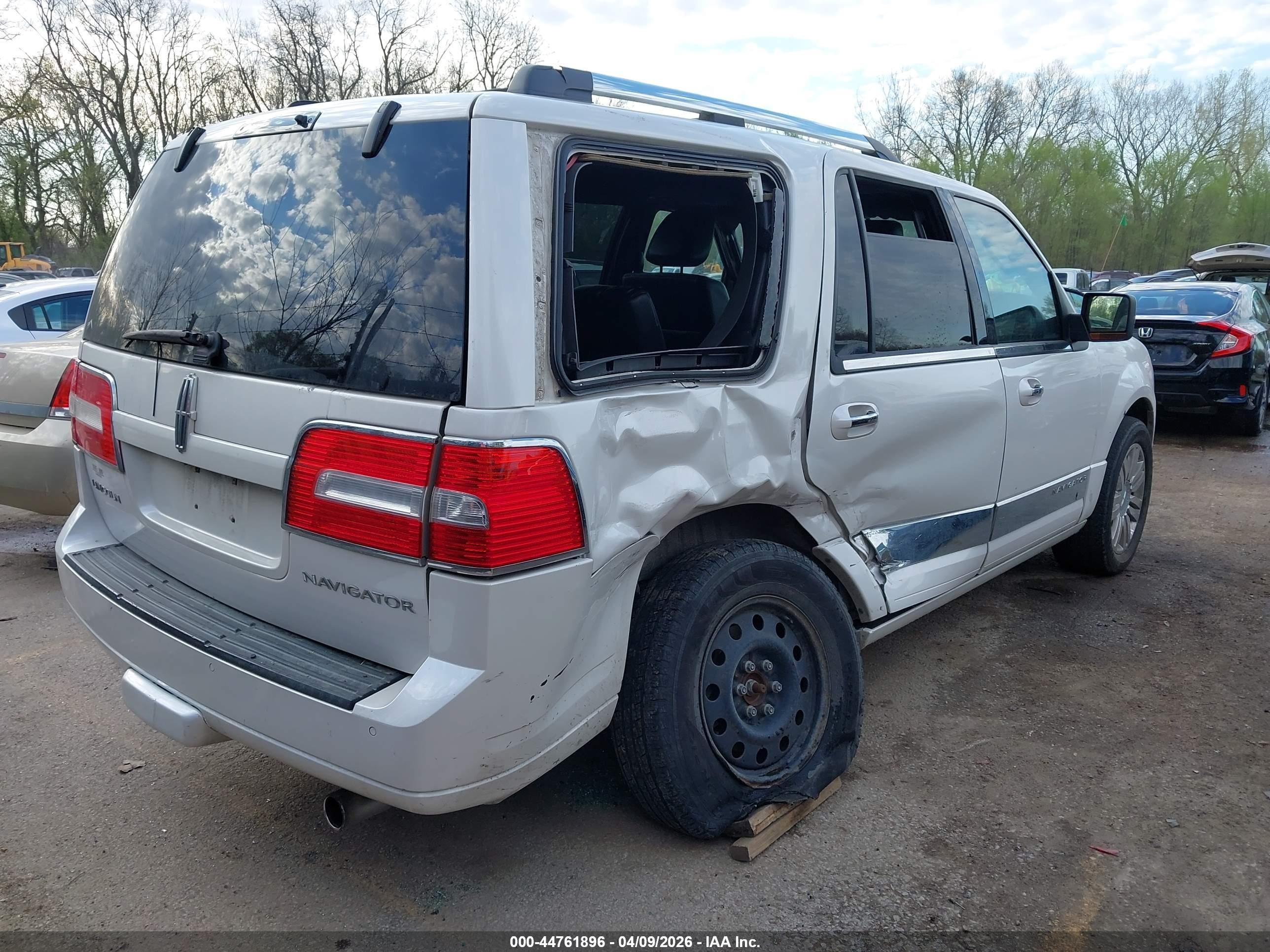 2011 Lincoln Navigator   White vin: 5LMJJ2H51BEJ00183