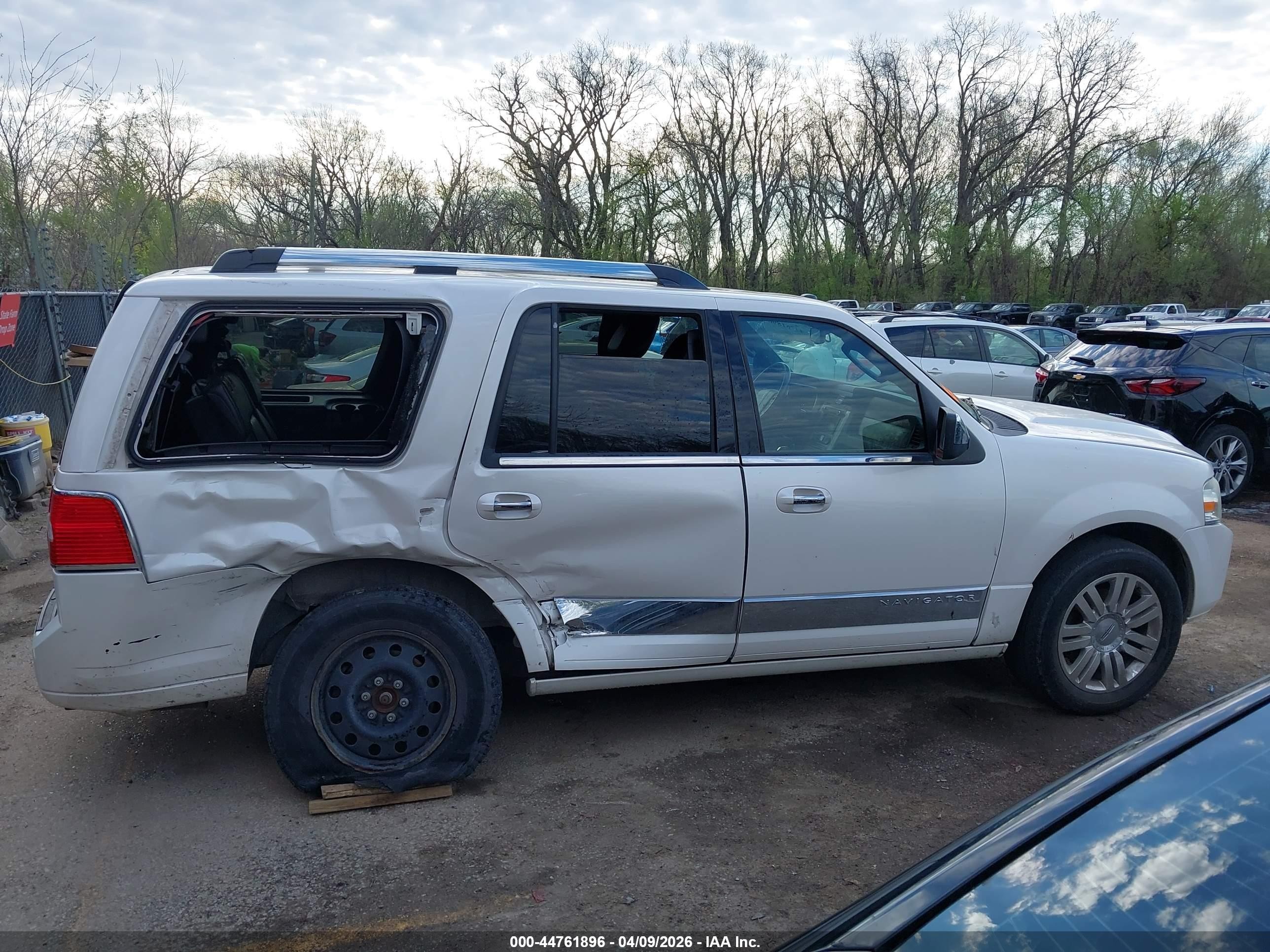 2011 Lincoln Navigator   White vin: 5LMJJ2H51BEJ00183