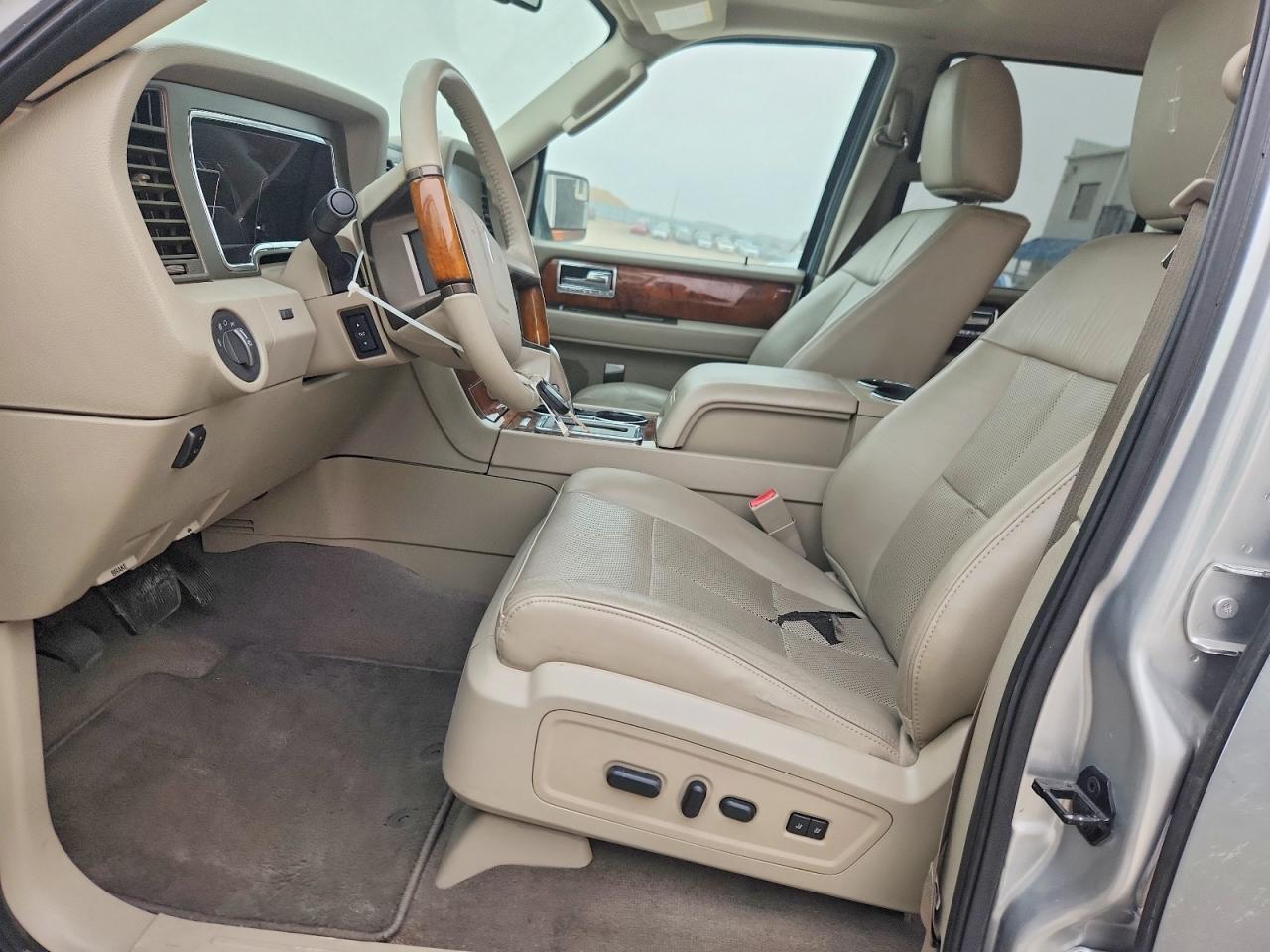 2013 Lincoln Navigator Silver vin: 5LMJJ2H52DEL07880